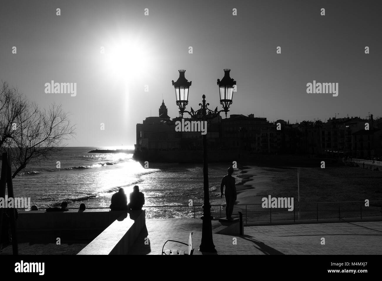 Il villaggio di Sitges dal mare Mediterraneo, Street View Foto Stock