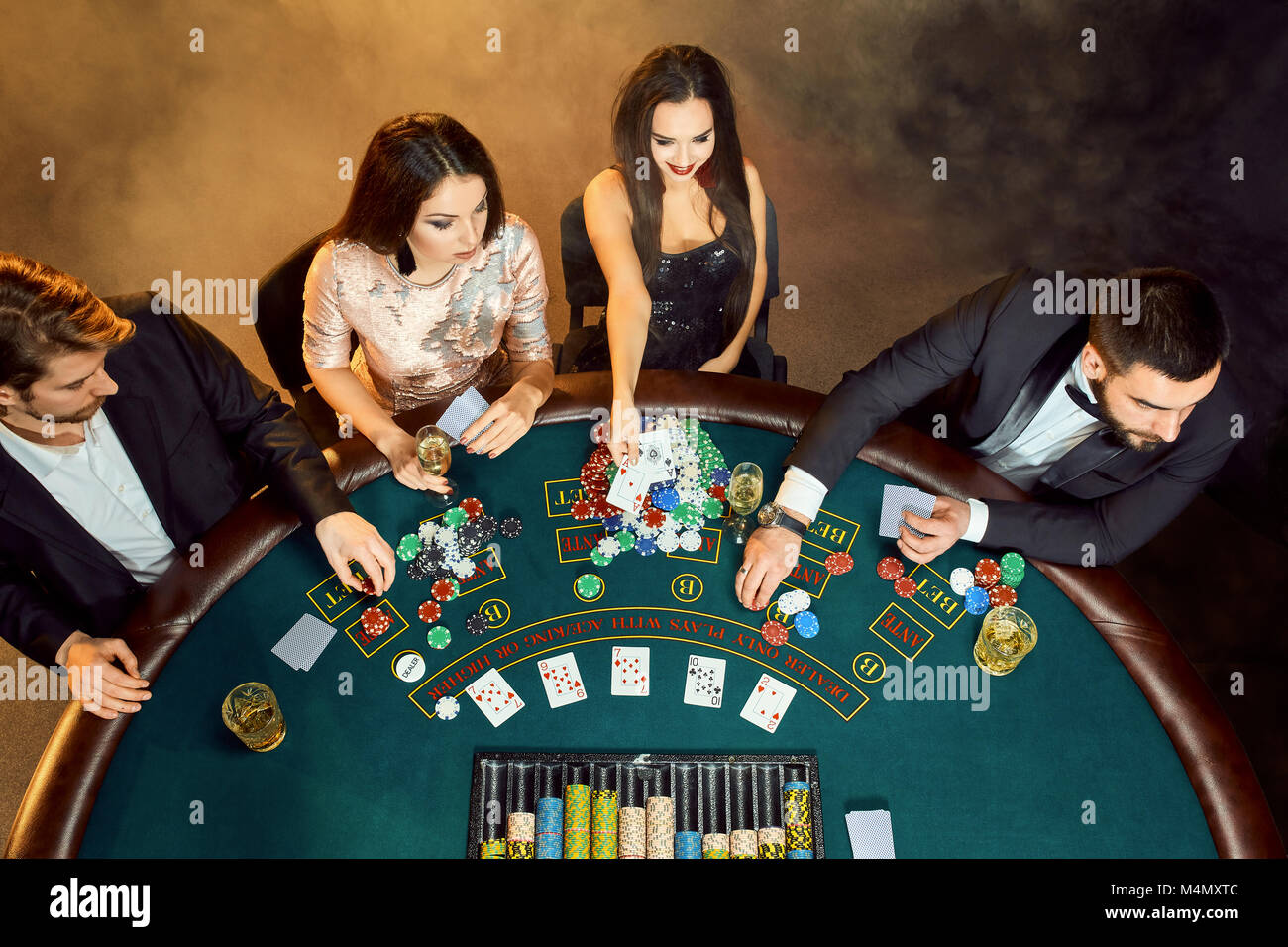 I giocatori di poker seduti attorno a un tavolo in un casinò. Vista dall'alto. Poker. Il gioco d'azzardo. Casinò Foto Stock