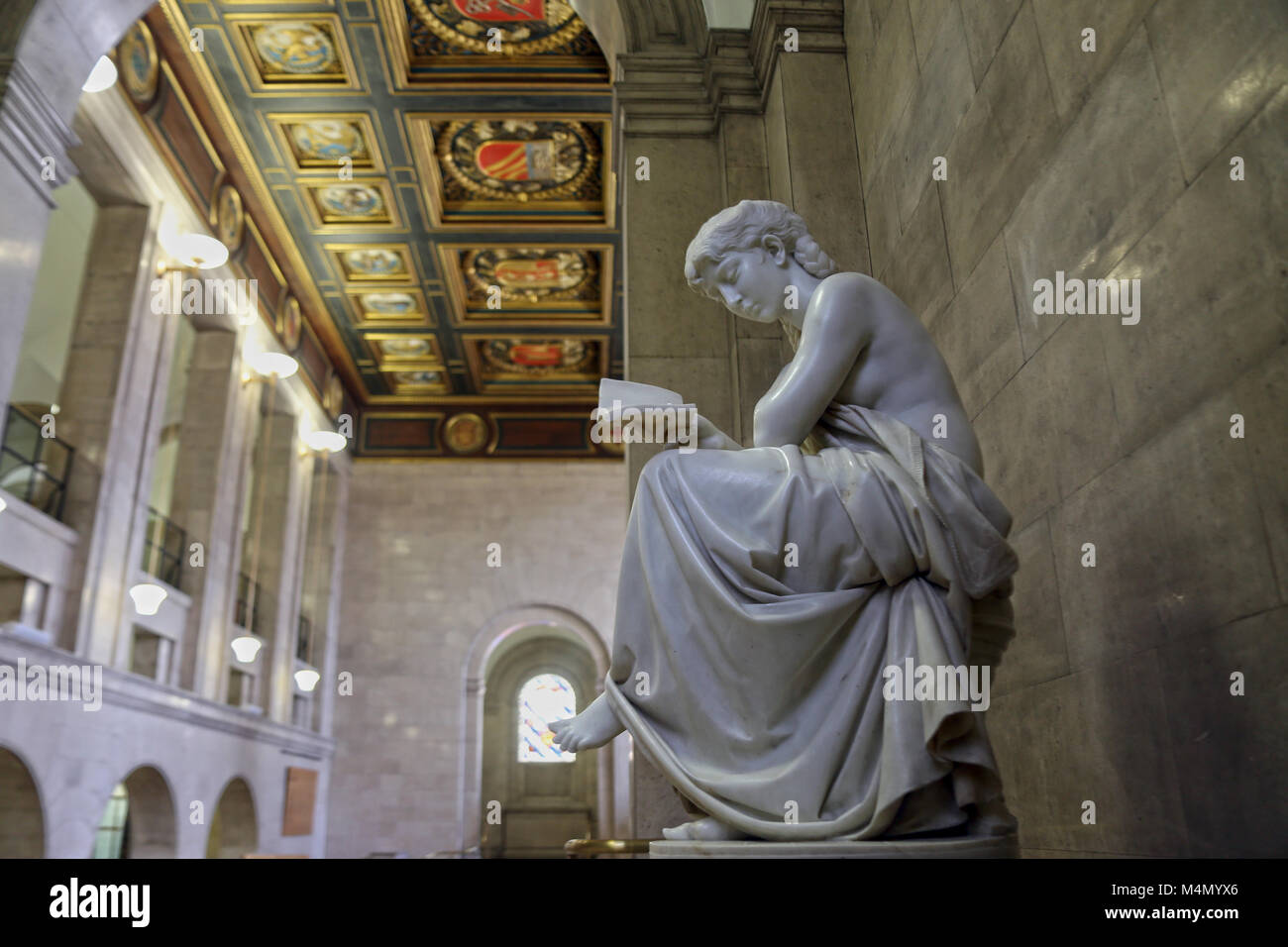 Statua della Ragazza leggendo un libro all'interno di architettura neo-classica, Biblioteca centrale di Manchester Foto Stock