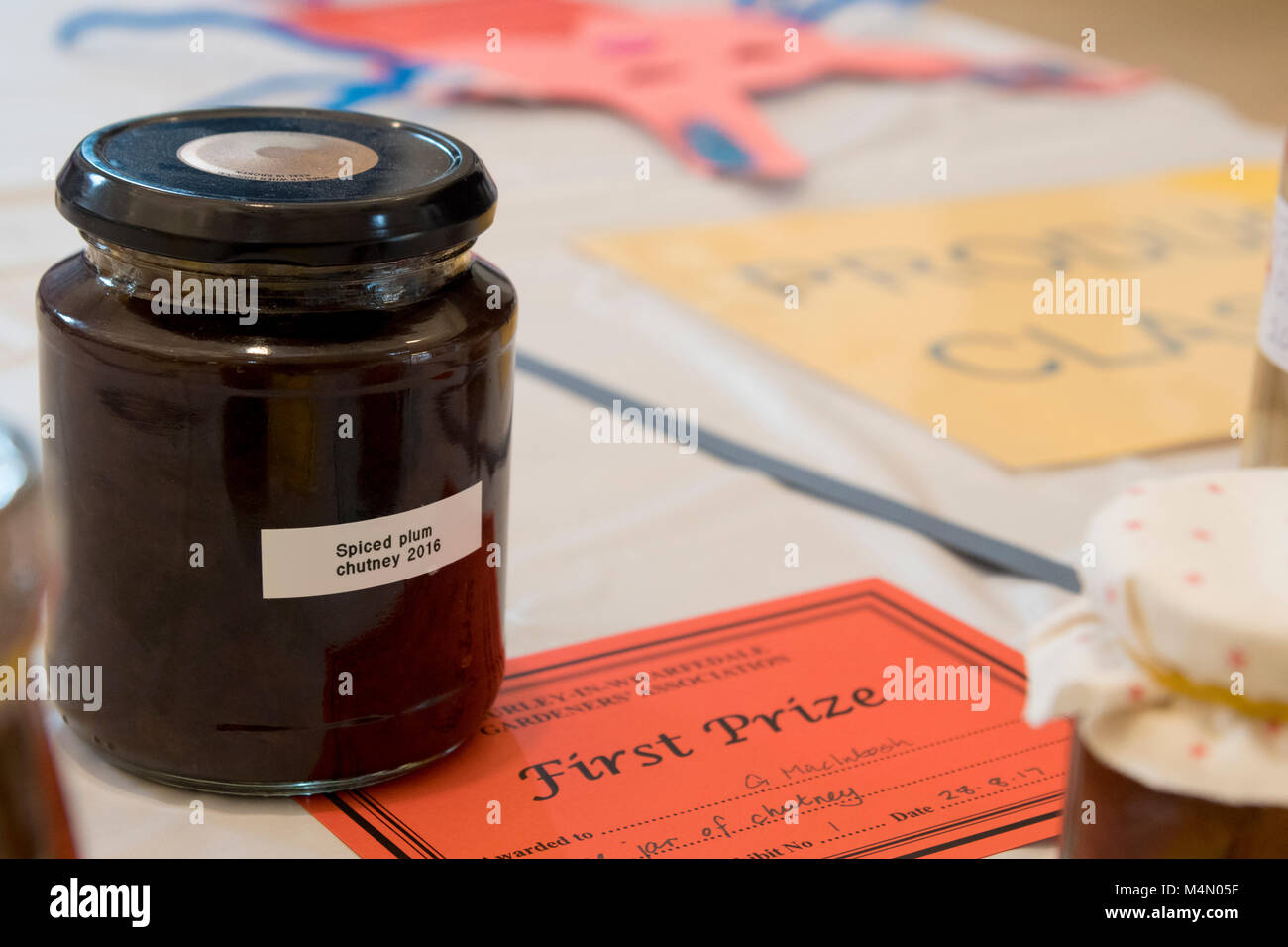 Close-up del primo premio jar vincente di chutney & certificato - concorso a giardinieri' mostrano, Burley in Wharfedale, West Yorkshire, Inghilterra, Regno Unito. Foto Stock