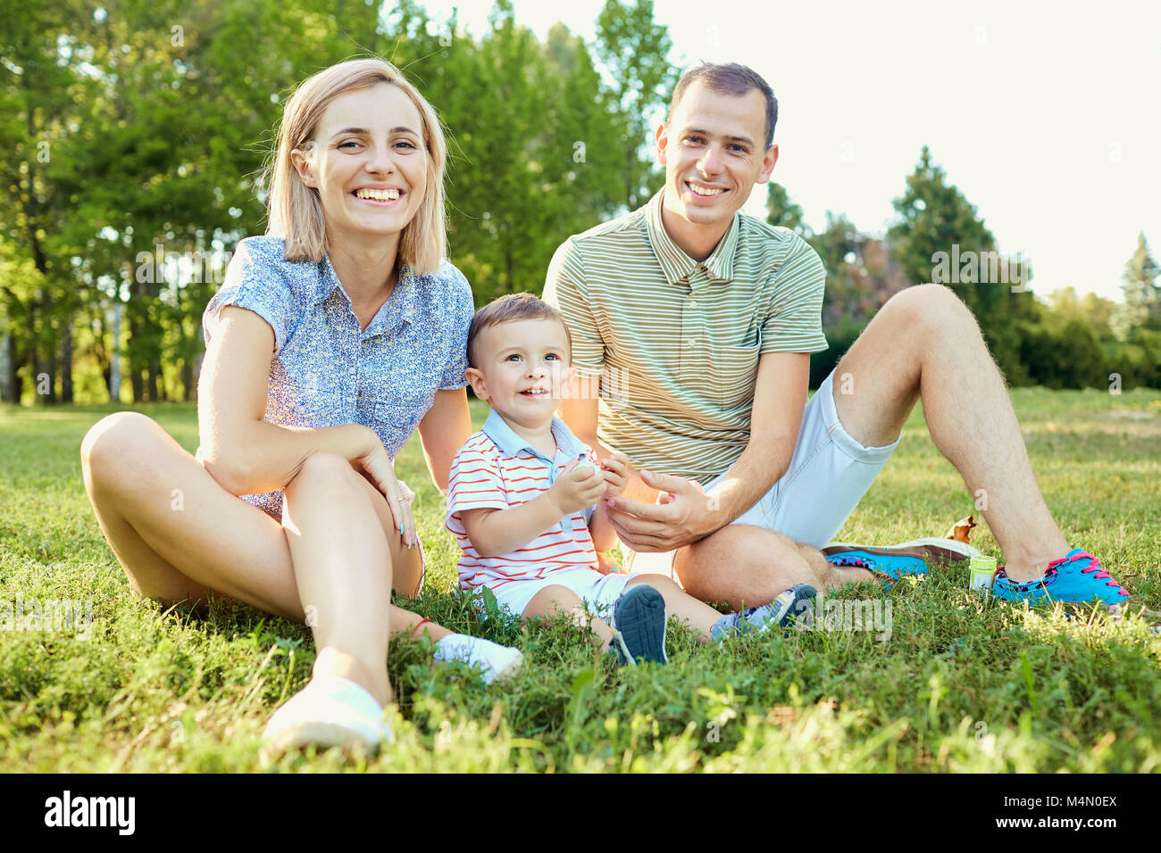 Ritratto di una famiglia felice nel parco. Foto Stock