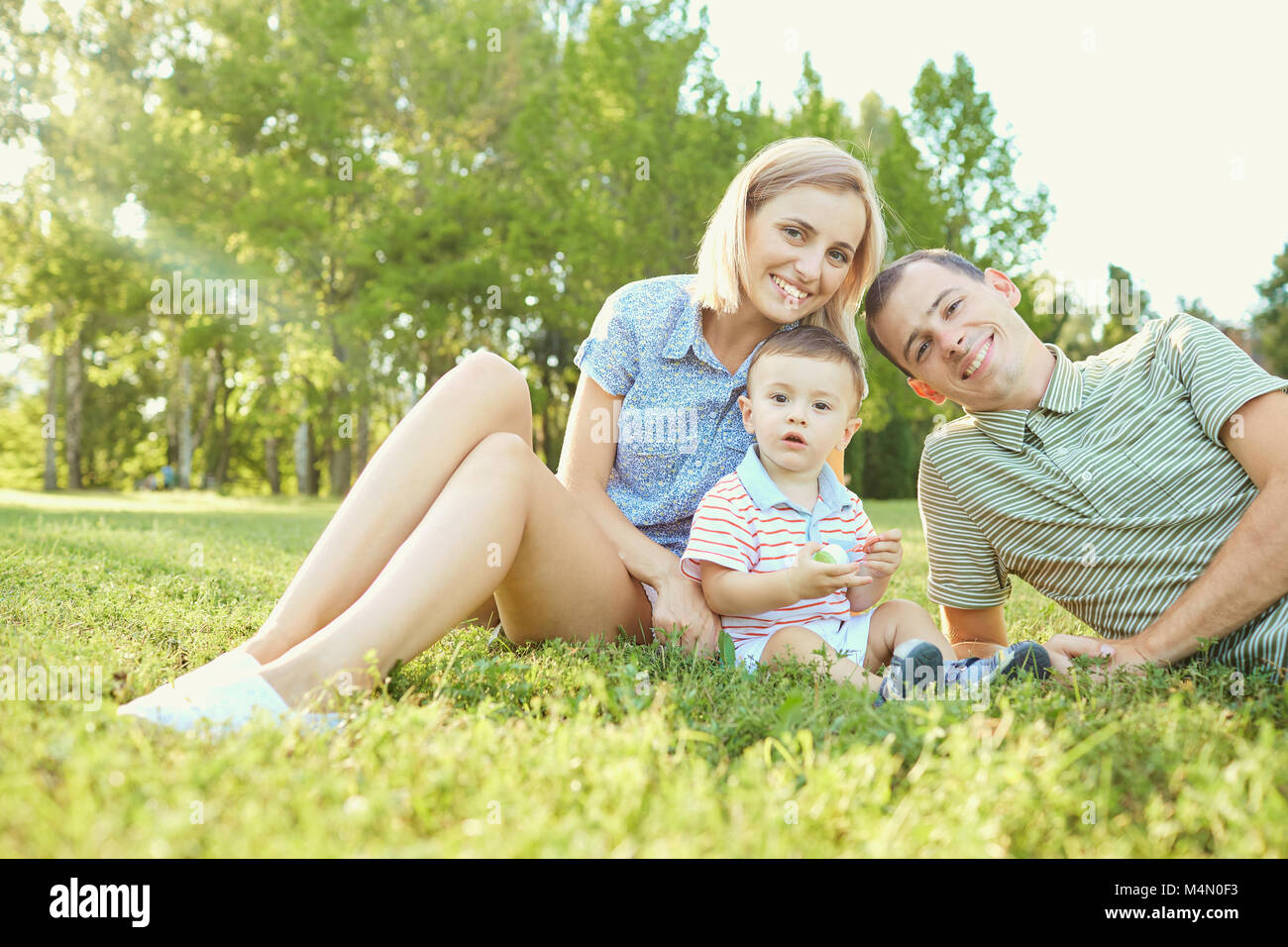 Ritratto di una famiglia felice nel parco. Foto Stock