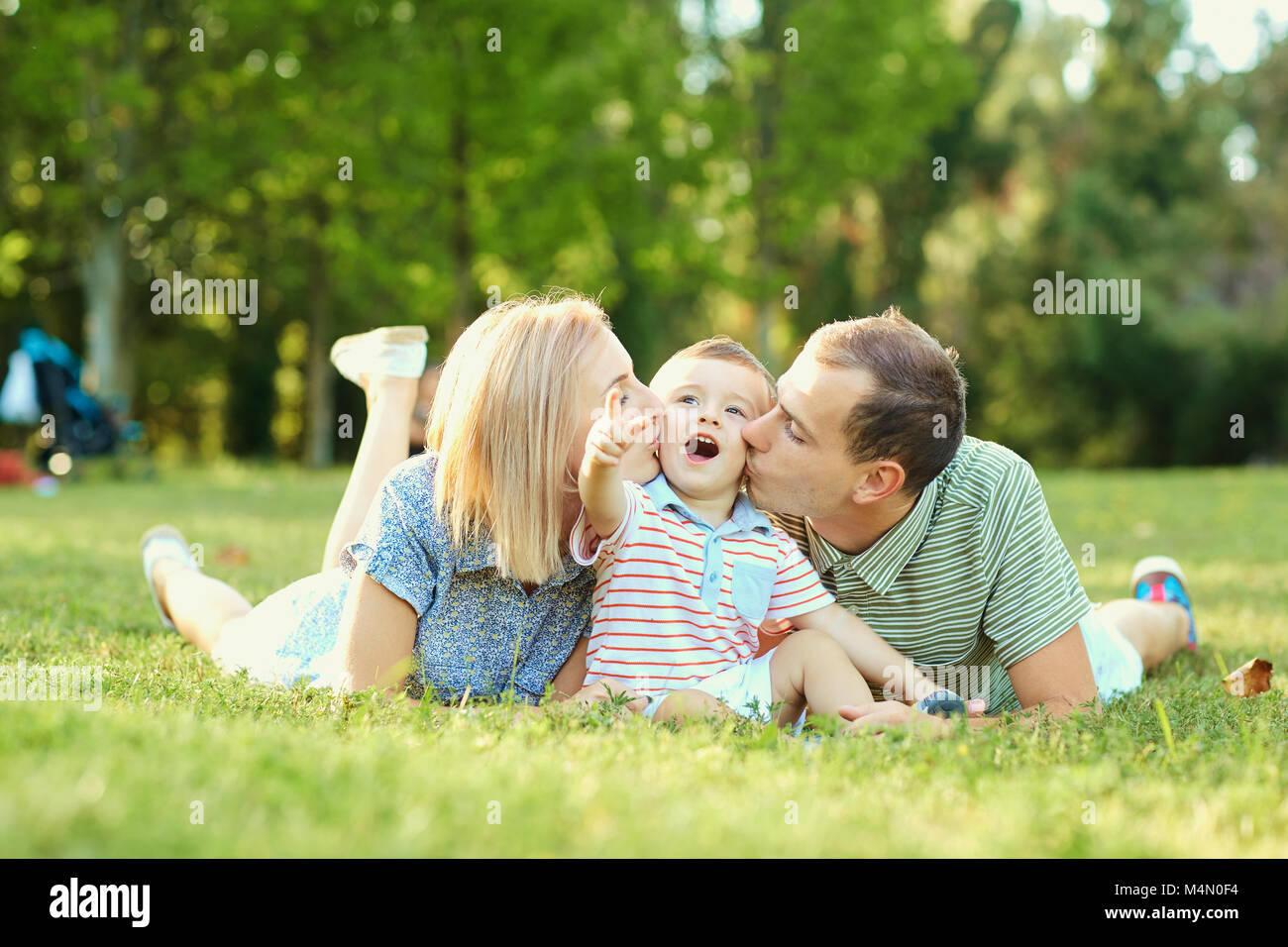 Ritratto di una famiglia felice nel parco. Foto Stock