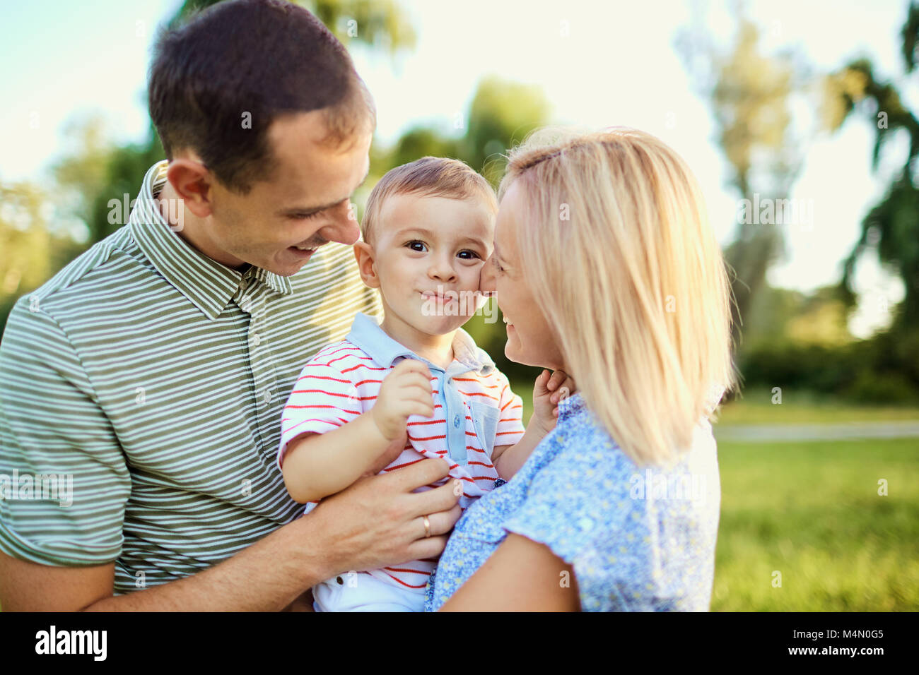 Ritratto di una famiglia felice nel parco. Foto Stock