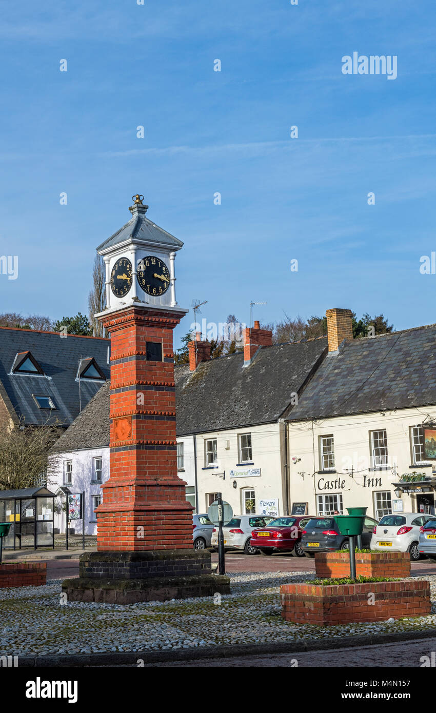 Twyn Square e la Torre dell Orologio Usk Monmouthshire Foto Stock