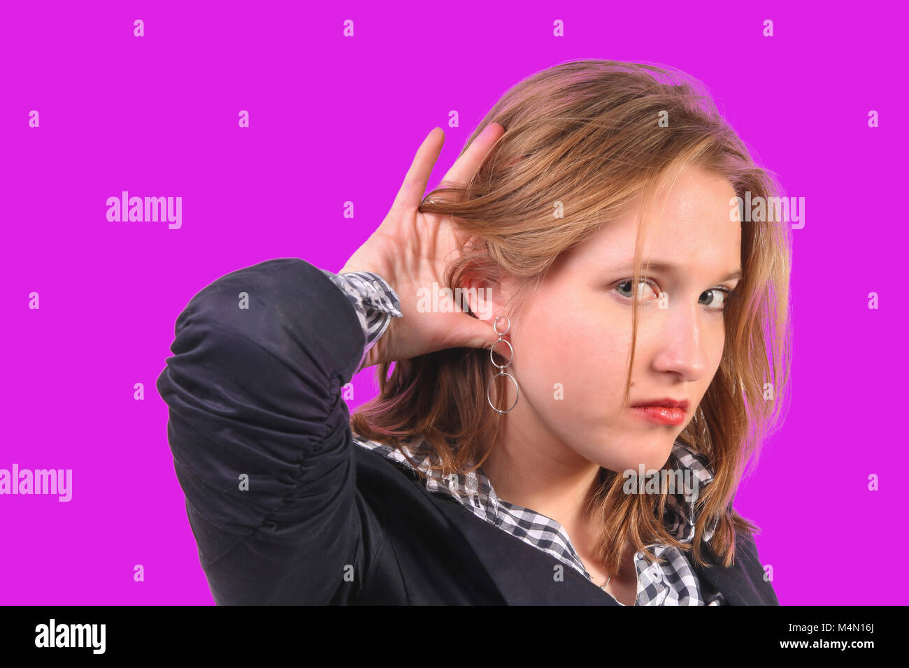 Primo piano di una bella giovane donna in ascolto Foto Stock