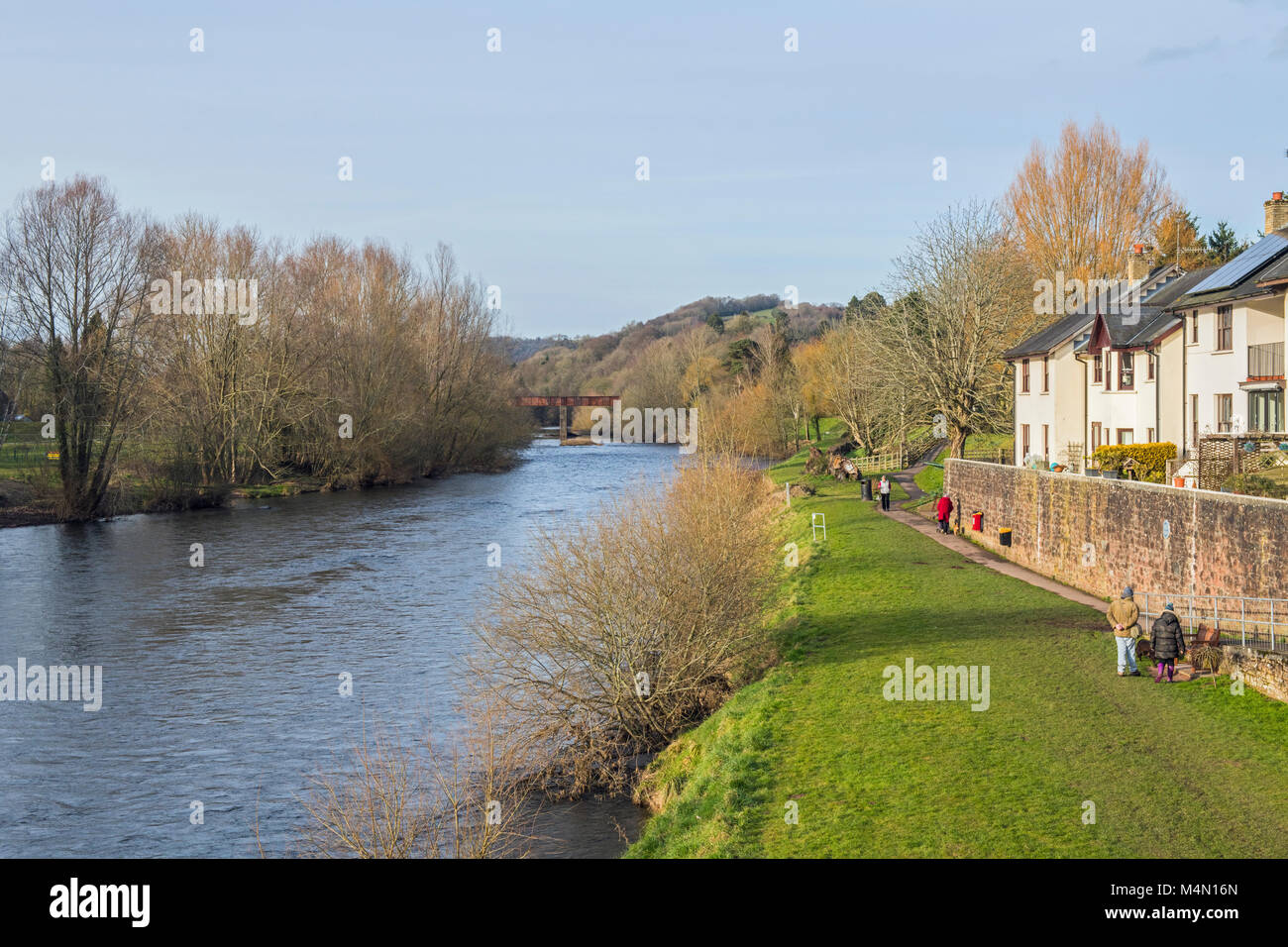 Il Fiume Usk costeggiando la città di Usk in Monmouthshire Galles del Sud Foto Stock