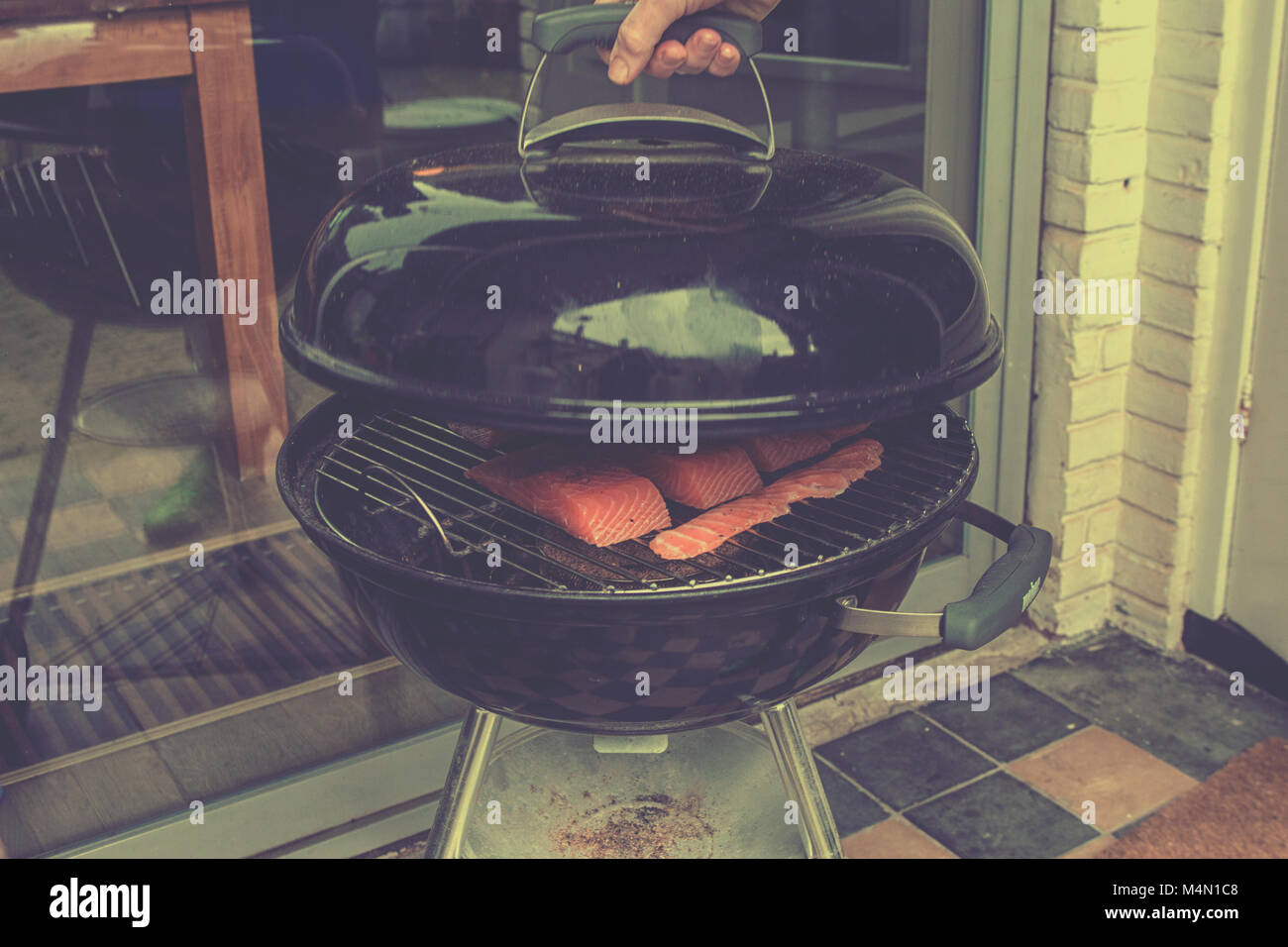 Salmone fumare il modo a freddo su un barbecue all'esterno in inverno Foto Stock