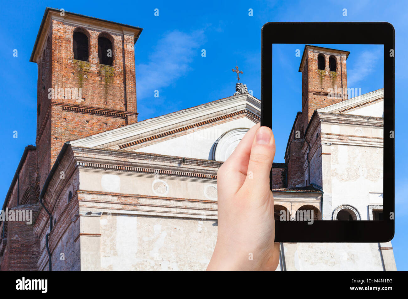 Concetto di viaggio - fotografie turistiche Chiesa di San Sebastiano con torre sulla Via Giovanni Acerbi nella città di Mantova in Italia su tablet Foto Stock
