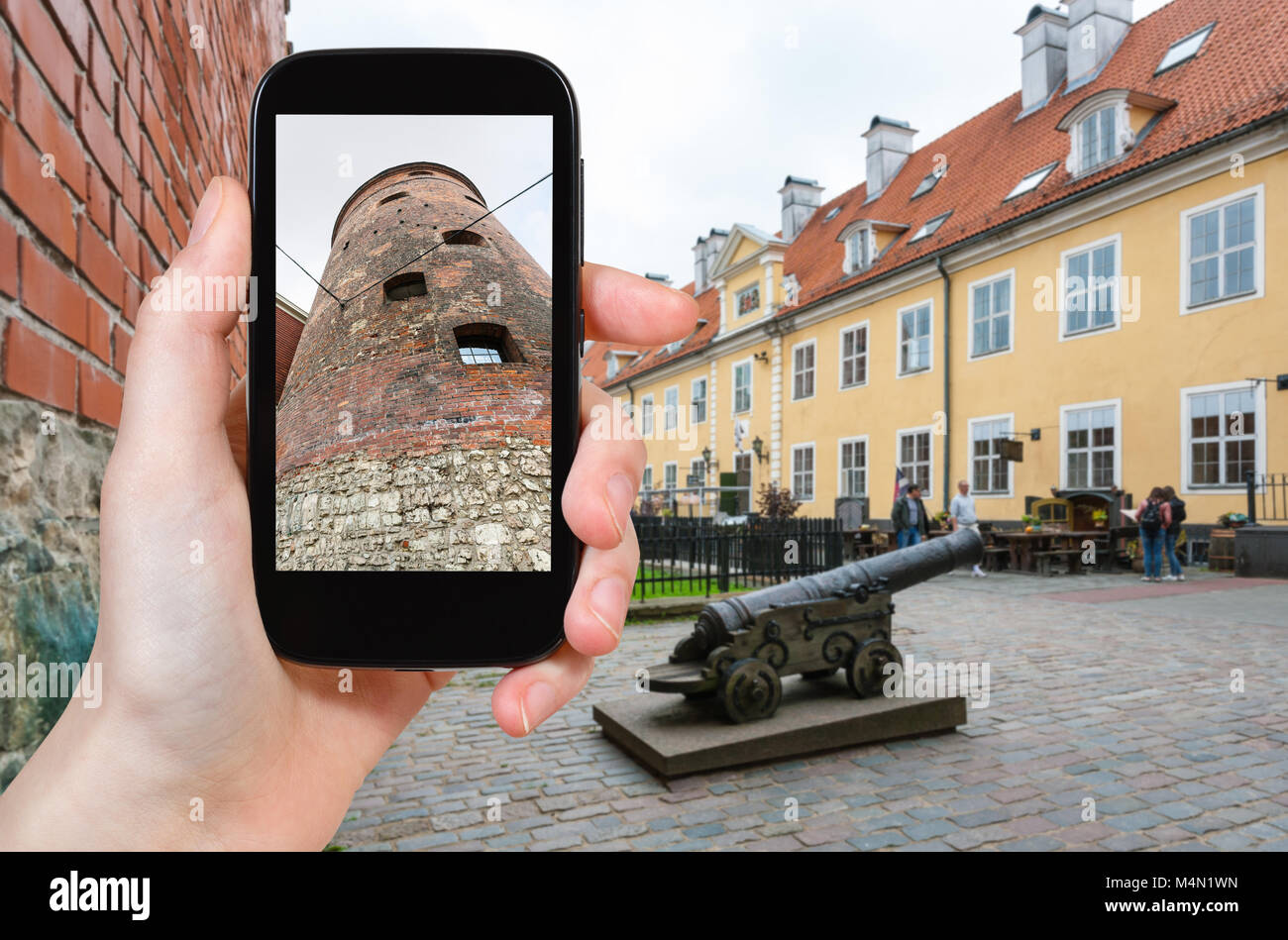 Concetto di viaggio - fotografie turistico Torre della Polvere, la parte delle antiche mura della città, nella città di Riga in Lettonia nel settembre sullo smartphone Foto Stock