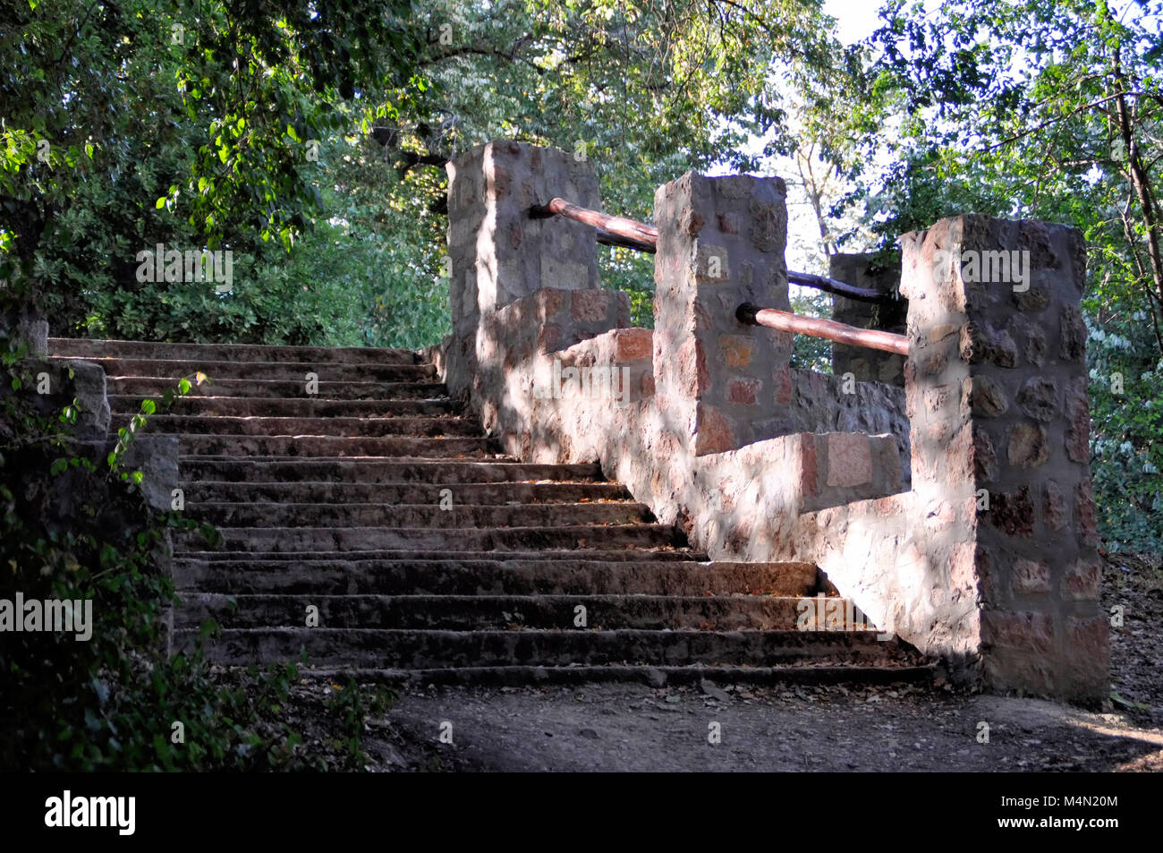 Vecchia scala con alto solido corrimano per esterno che conduce verso l'alto. Architettura antica. Foto Stock