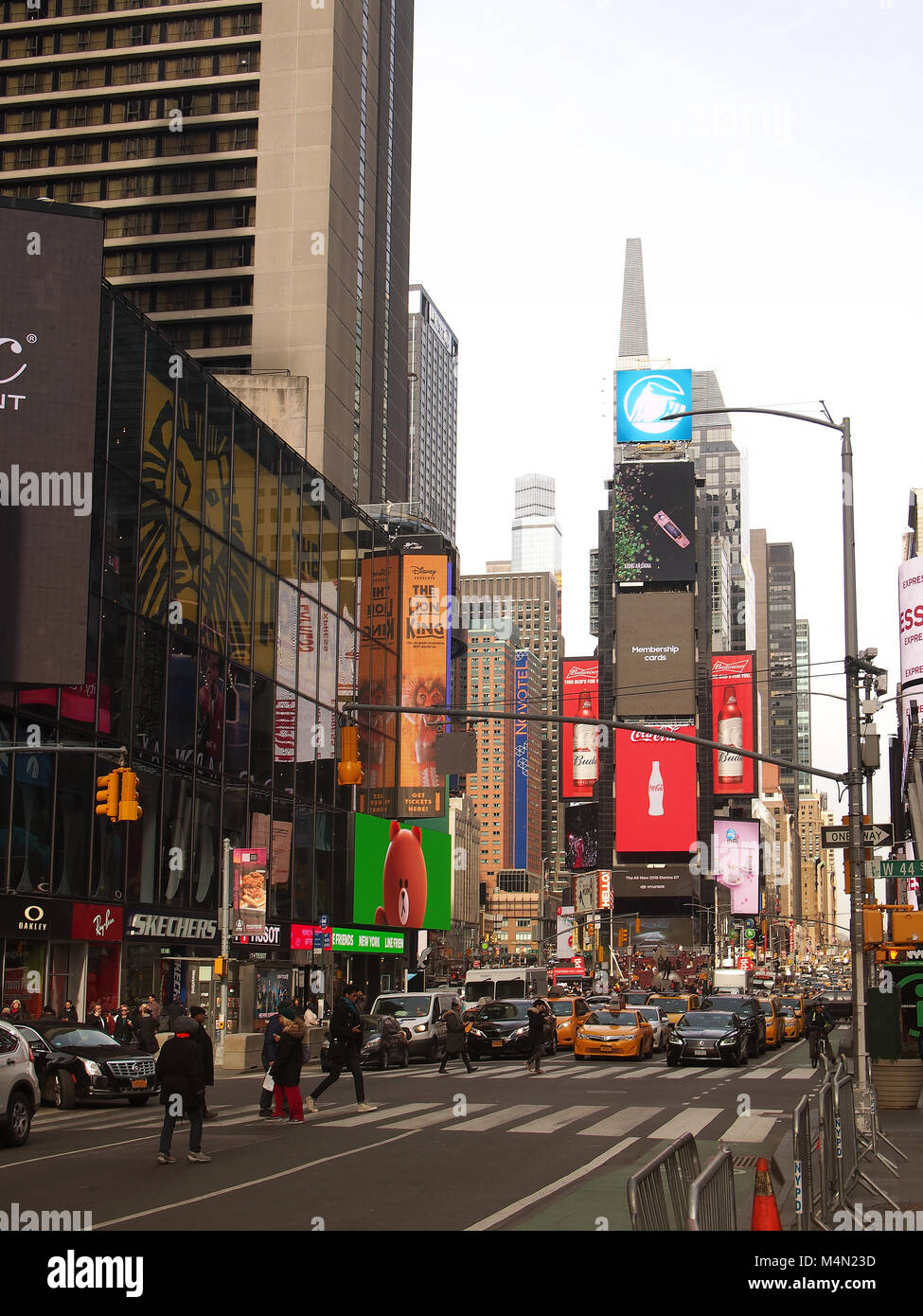 New York , New York, Stati Uniti d'America. Febbraio 1, 2018. Angolo del West 44th Street in Times Square nel centro cittadino di Manhattan su un pomeriggio nei giorni feriali Foto Stock