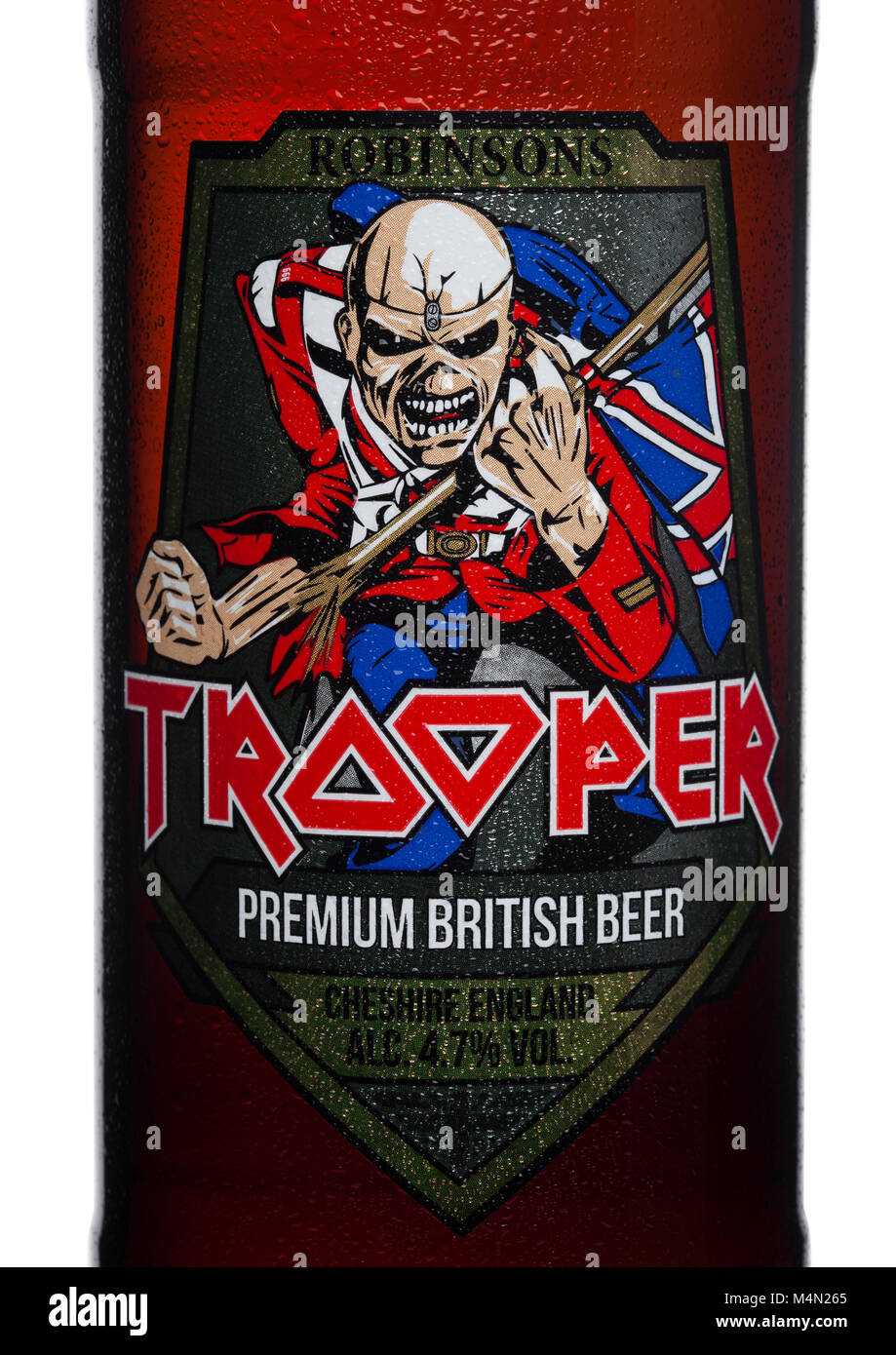 LONDON, Regno Unito - 14 febbraio 2018: Freddo etichetta del flacone del premio Trooper britannici di birra su sfondo bianco. Creato da Iron Maiden. Foto Stock