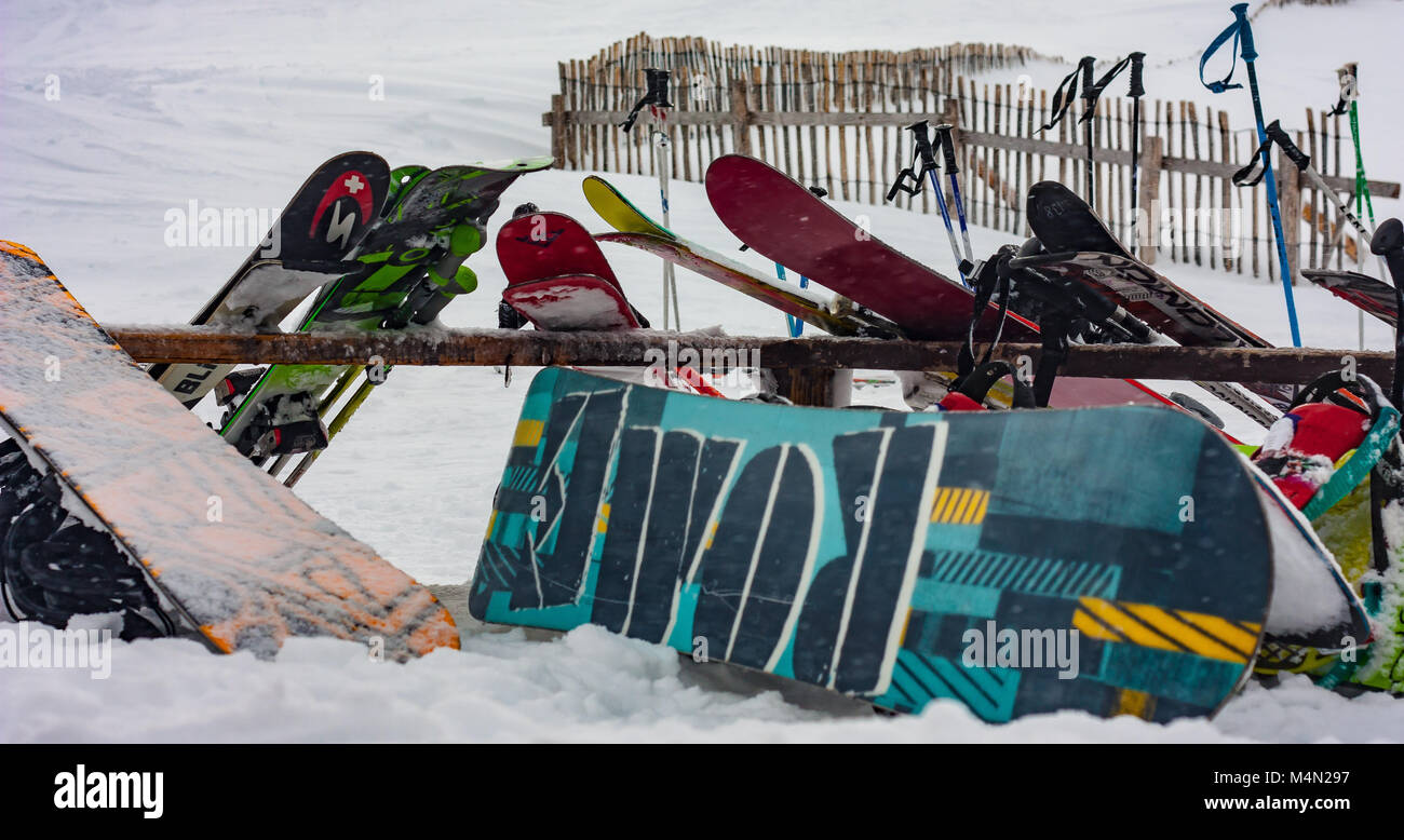 Gli sci e gli snowboard sulla stazione sciistica Foto Stock