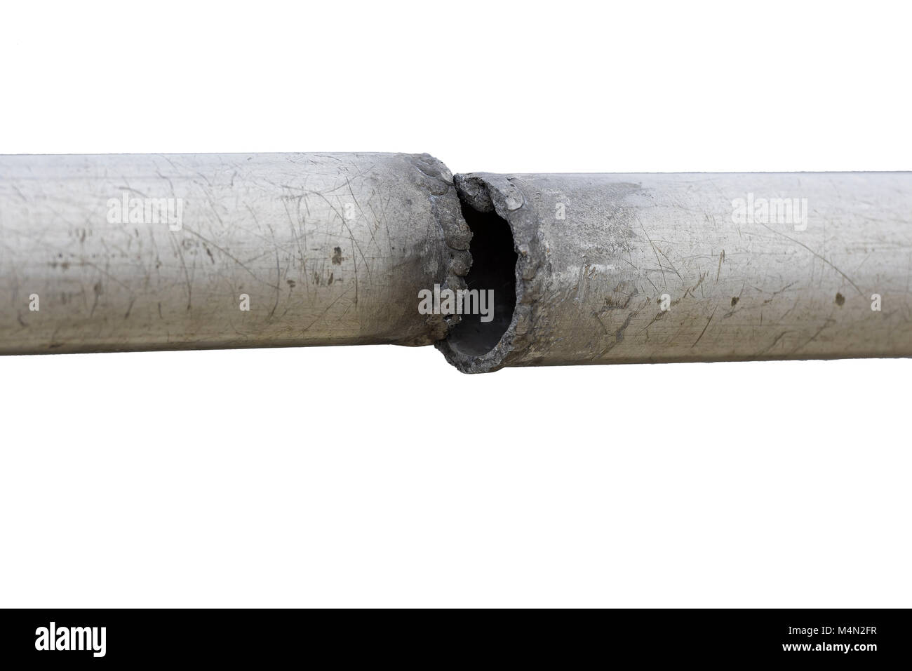 Rottura della saldatura di collegamento sul tubo in alluminio isolato su bianco Foto Stock
