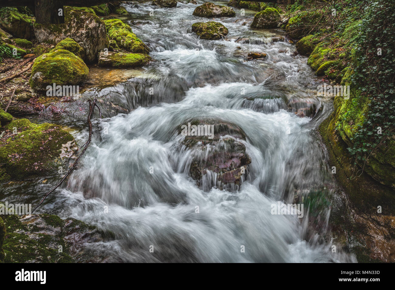 Rumore e acque tumultuose del torrente Orfento. Parco Nazionale della Majella, Abruzzo, Italia, Europa Foto Stock
