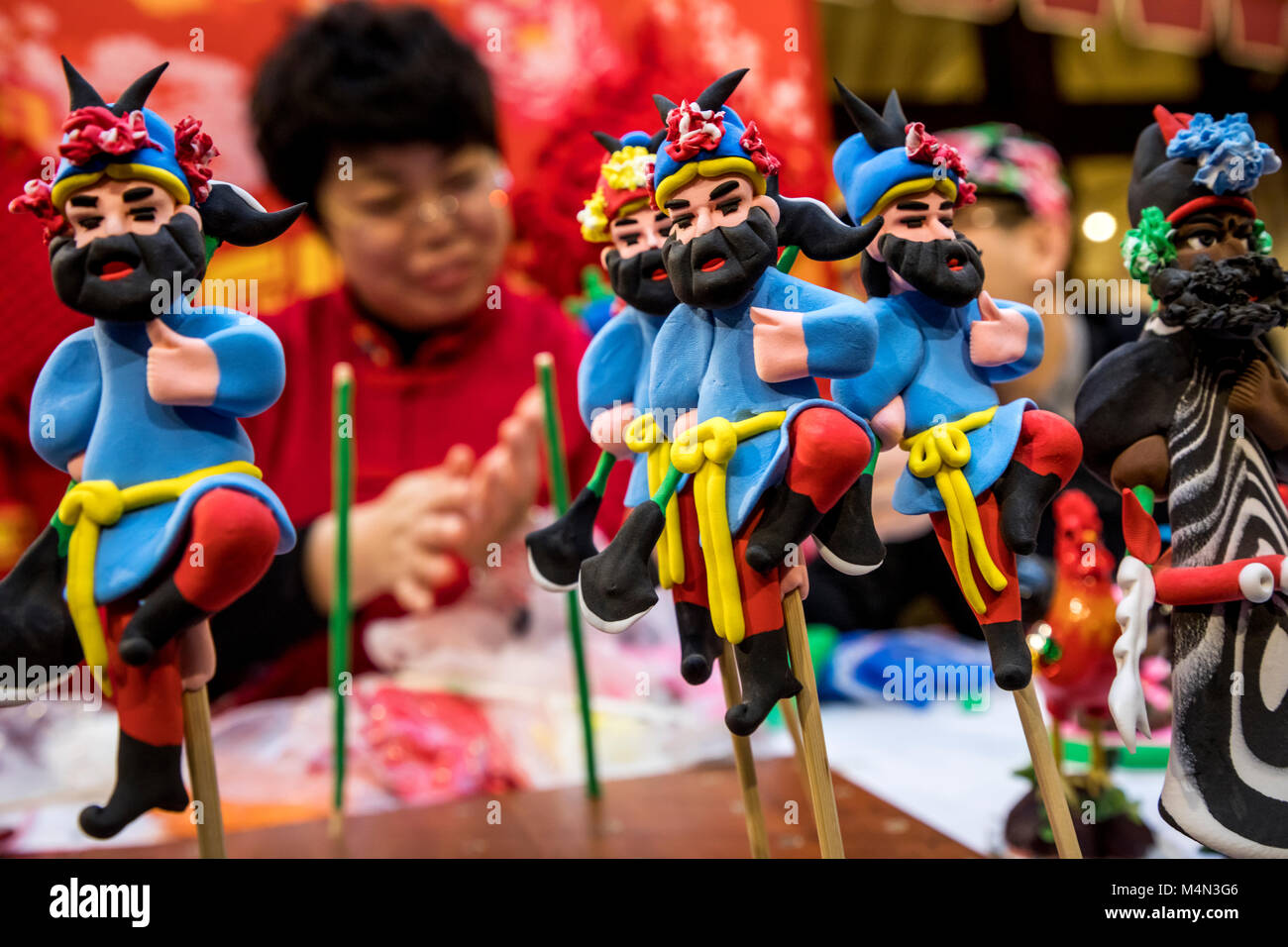 Master cinese Li Na scolpisce le figure dalla pasta salata - folk tradizionale di arti e mestieri di Cina Foto Stock