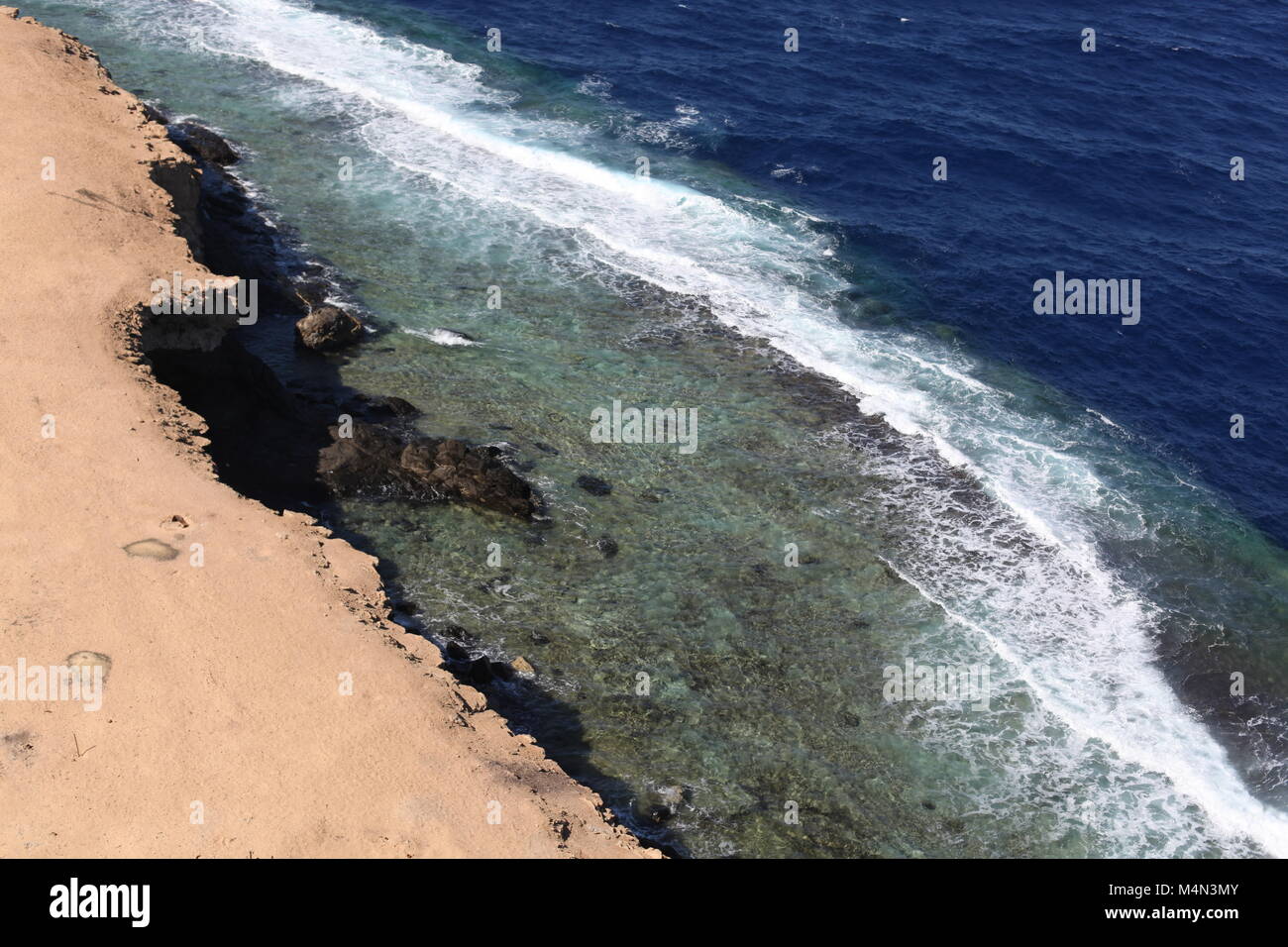 Forme d'onda colpendo la riva Foto Stock
