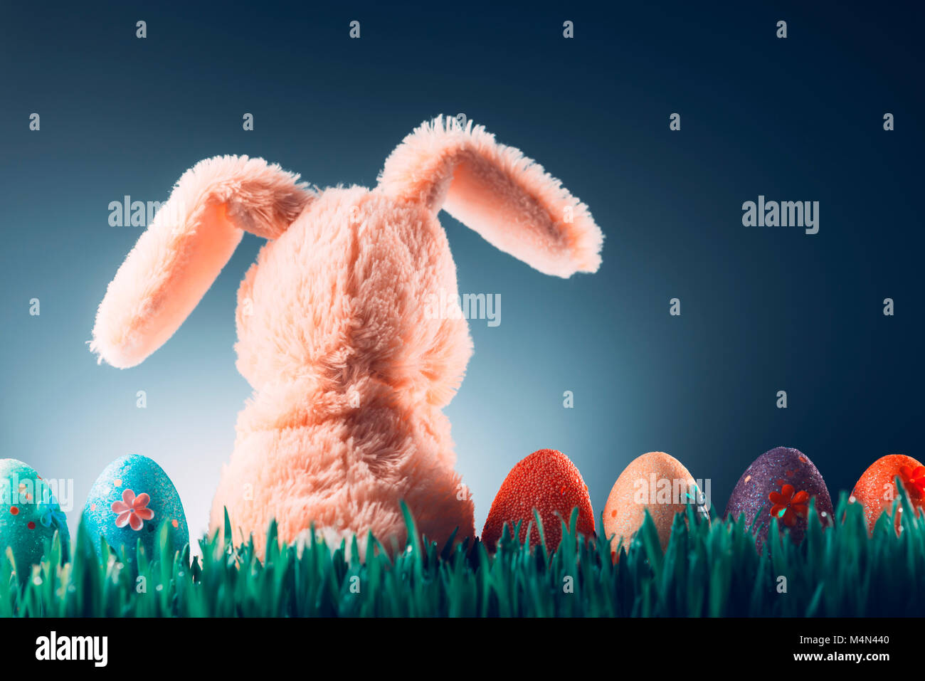 Pasqua il concetto di sfondo con bunny toy Foto Stock