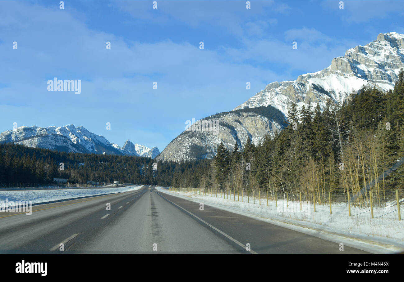 Una vista delle maestose Montagne Rocciose in British Columbia, Canada come si vede dall'autostrada Foto Stock