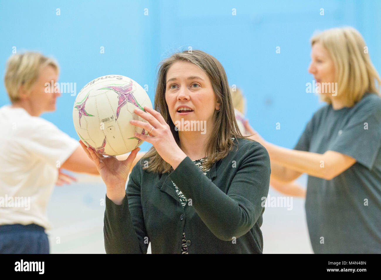 Sport e salute pubblica Il Ministro Aileen Campbell giocando a piedi netball Foto Stock