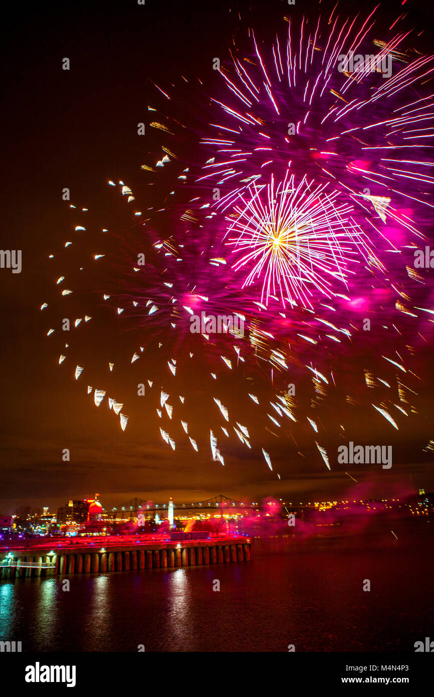 Natale fuochi d'artificio oltre il fiume San Lorenzo da Bassin Park nel vecchio porto la sezione della città di Montreal, Quebec, Canada. Foto Stock