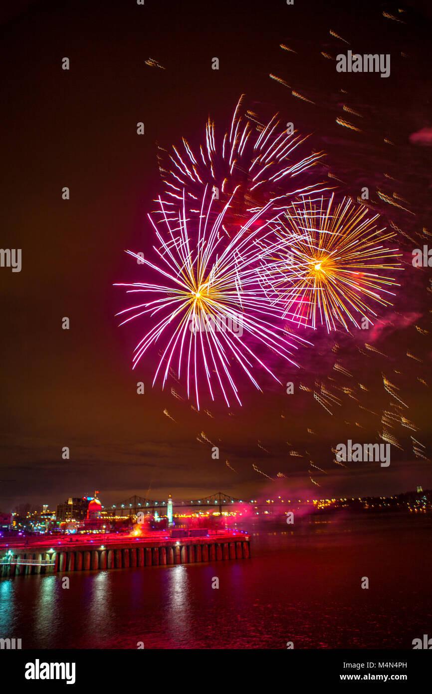Vacanze di Natale annuale di fuochi d'artificio colpo da Bassin Park oltre il fiume San Lorenzo nel vecchio porto la sezione della città di Montreal, Quebec, Canada Foto Stock