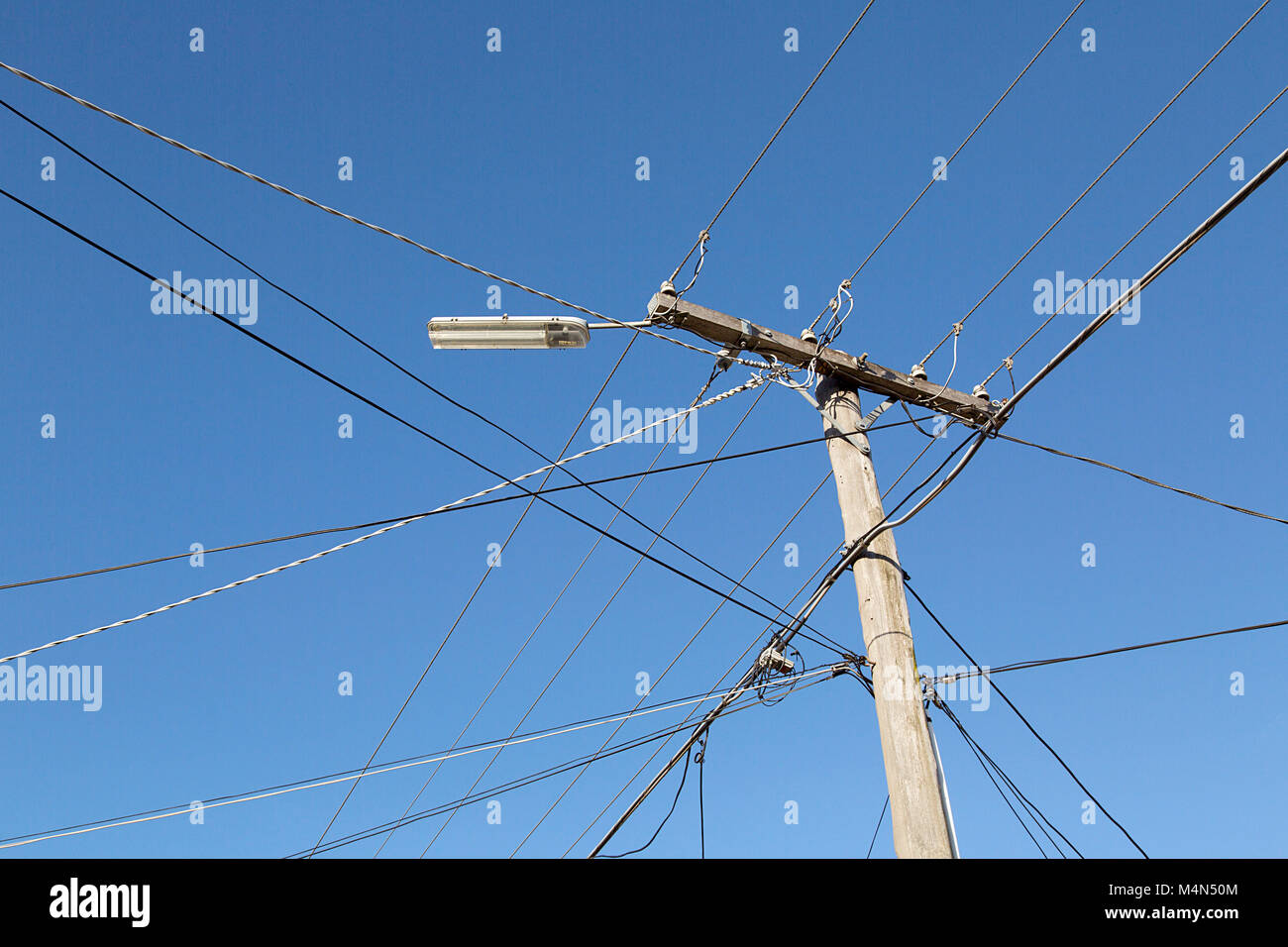 Palo del telegrafo con molti fili collegati in un sobborgo di Melbourne. Orizzontale con un cielo blu chiaro dello sfondo. Foto Stock