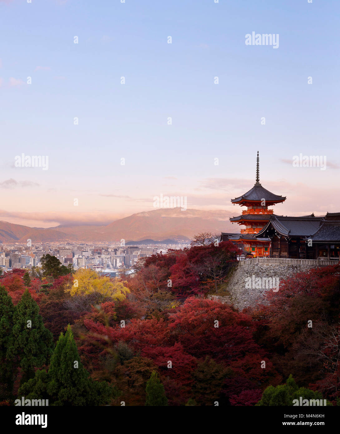 Sanjunoto pagoda di Kiyomizu-dera tempio buddista di Kyoto, autunno bello e mite sunrise scenario di mattina. Higashiyama, Kyoto, Giappone 2017. Foto Stock