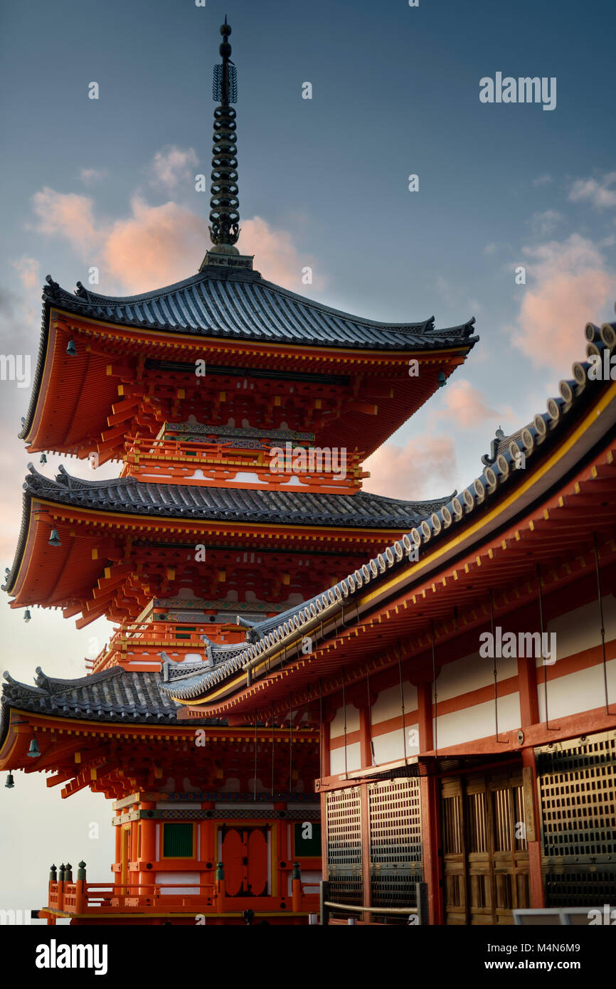 Licenza e stampe alle MaximImages.com:00 - Sanjunoto, pagoda di tre piani di Kiyomizu-dera, tempio buddista a Kyoto, Giappone Foto Stock