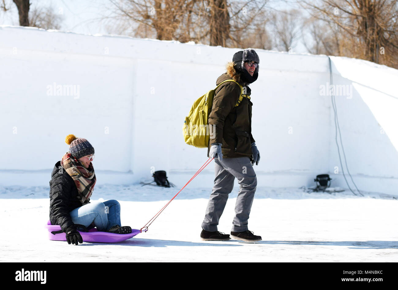 Harbin, la Cina della Provincia di Heilongjiang. Xvii Feb, 2018. Il turista a godere di slittino su ghiaccio presso il Sun Island International Snow Sculpture Art Expo park di Harbin, capitale del nord-est della Cina di Provincia di Heilongjiang, Feb 17, 2018. Scenario di neve qui attrae i turisti a godersi il piacere all'aperto durante la settimana di Festival di Primavera di vacanza. Credito: Wang Jianwei/Xinhua/Alamy Live News Foto Stock