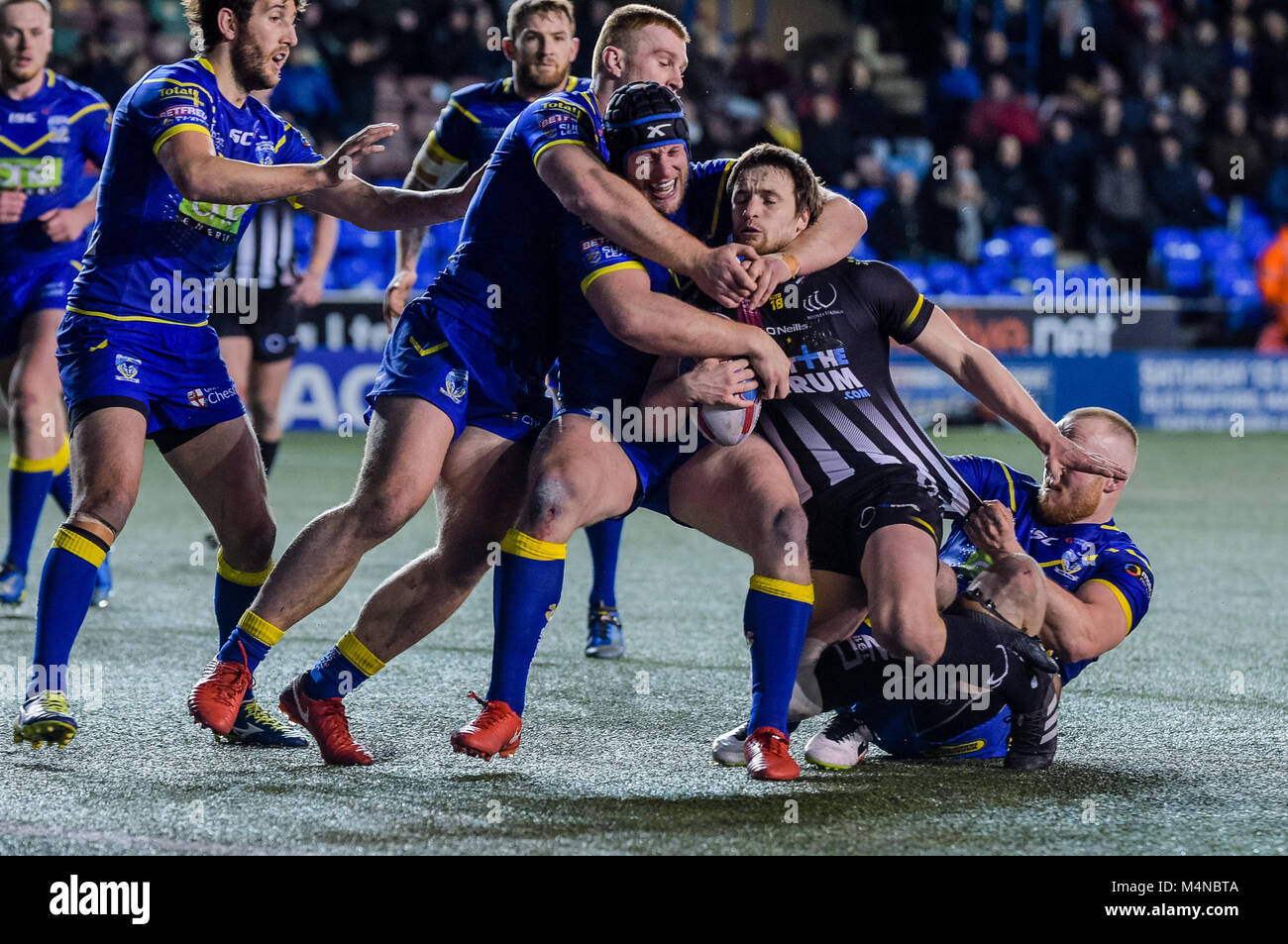 Widnes, Regno Unito. Xvi Feb, 2018. Widnes Vikings Joe Mellor è affrontato da Warrington Lupi Dominic Crosby durante il Betfred Super League tra Widnes Vikings e Warrington lupi su Venerdì 16 Feb 2018 a selezionare Protezione Stadium Credito: News Immagini/Alamy Live News Foto Stock