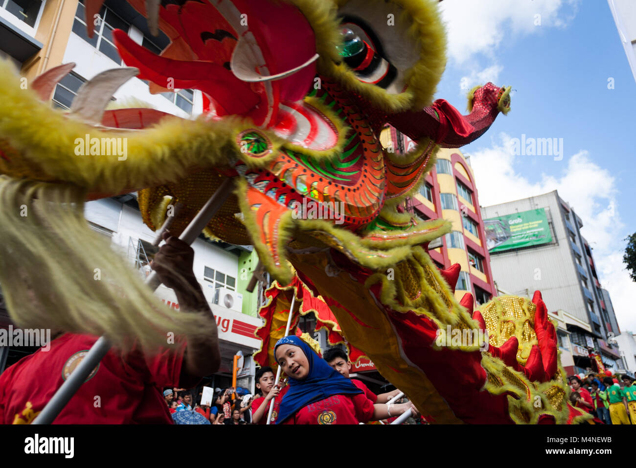 Filippine. Xvii Feb, 2018. Lion e dragon ballerini eseguono come la folla raccogliere lungo la strada della sessione nella città se pini, Baguio. Migliaia hanno partecipato sul nuovo anno cinese parata tenutasi lungo la strada della sessione a Baguio City, Benguet, a nord di Manila. Il Baguio Filipino-Chinese community lead la sfilata per le strade della città durante il mese lungo Panagbenga Festival. Credito: J Gerard Seguia/ZUMA filo/Alamy Live News Foto Stock