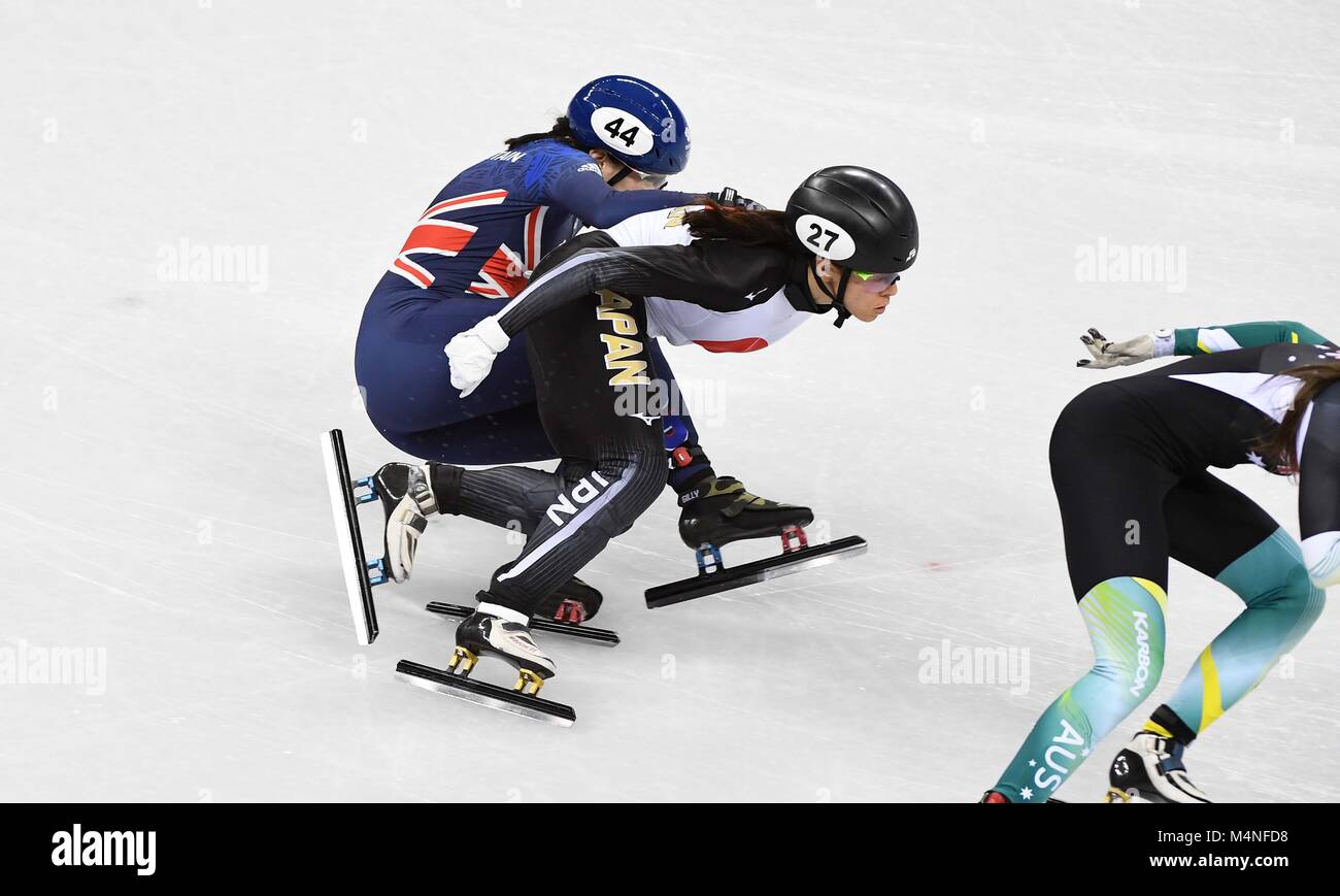 Pyeongchang, Corea del Sud. 7 febbraio, 2018. Charlotte Gilmartin (GBR) grovigli con Sumire Kikuchi (JPN). Womens 1,500m. Short track. Gangneung ice arena. Pyeongchang2018 Olimpiadi invernali. Gangneung. Repubblica di Corea. 17/02/2018. Credito: Sport In immagini/Alamy Live News Foto Stock