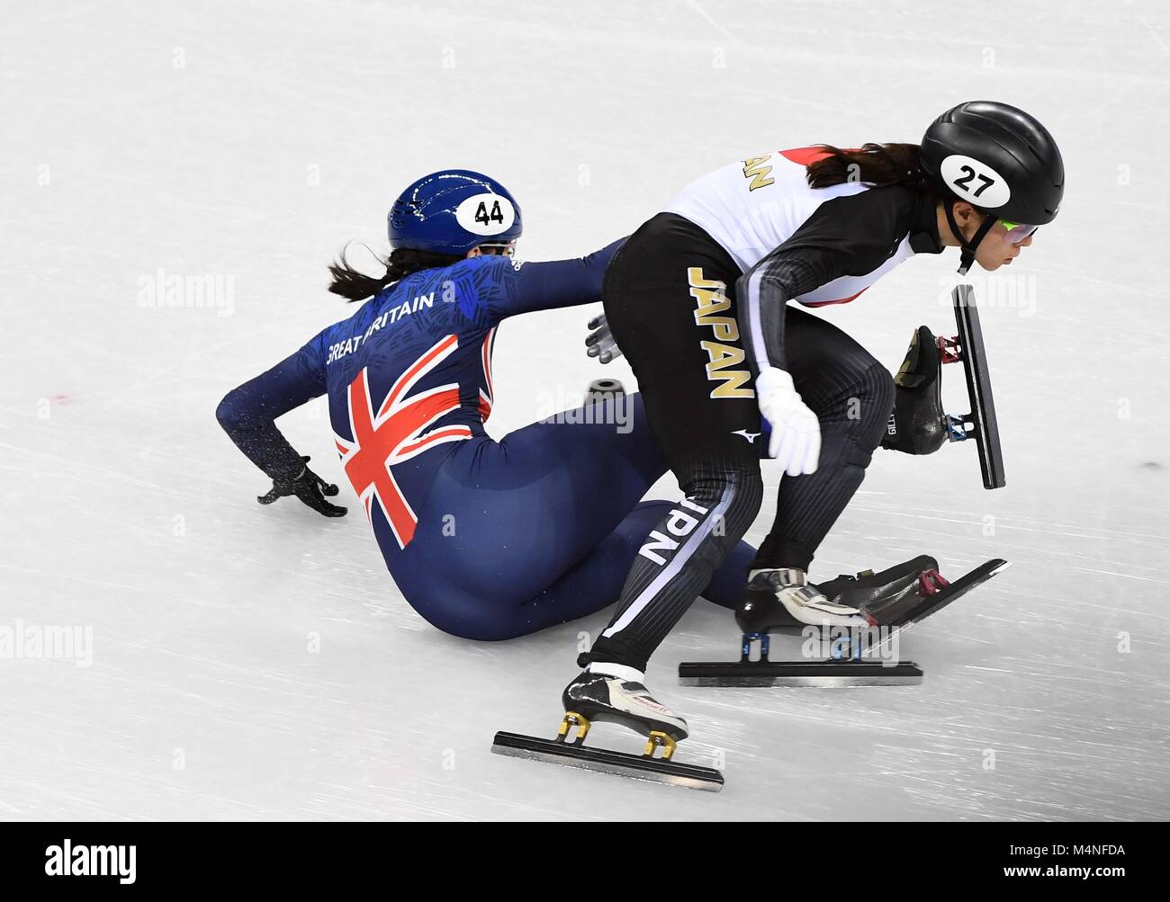 Pyeongchang, Corea del Sud. 7 febbraio, 2018. Charlotte Gilmartin (GBR) grovigli con Sumire Kikuchi (JPN). Womens 1,500m. Short track. Gangneung ice arena. Pyeongchang2018 Olimpiadi invernali. Gangneung. Repubblica di Corea. 17/02/2018. Credito: Sport In immagini/Alamy Live News Foto Stock