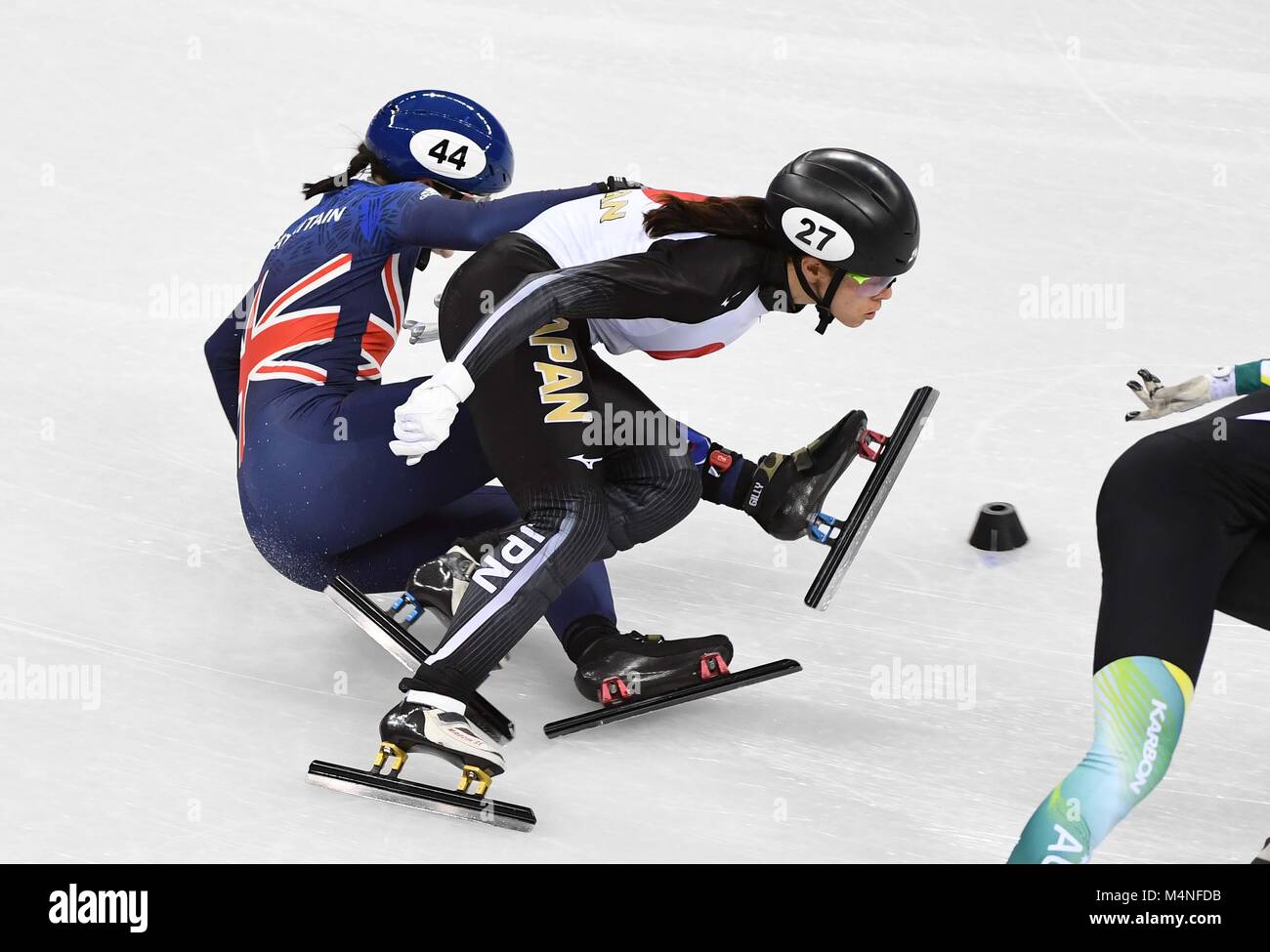 Pyeongchang, Corea del Sud. 7 febbraio, 2018. Charlotte Gilmartin (GBR) grovigli con Sumire Kikuchi (JPN). Womens 1,500m. Short track. Gangneung ice arena. Pyeongchang2018 Olimpiadi invernali. Gangneung. Repubblica di Corea. 17/02/2018. Credito: Sport In immagini/Alamy Live News Foto Stock