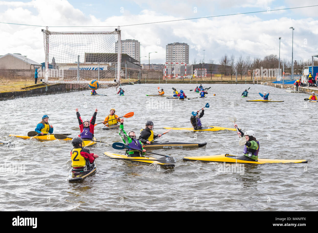 Glasgow, Scotland, Regno Unito. Xvii Feb, 2018. Come la palla colpisce la parte posteriore della rete per la terza volta, l'Università di Aberdeen donne squadra celebrare la vittoria nel 2018 Università Scozzese Sport (SUS) canoa polo concorso a Pinkston centro di sport acquatici in Glasgow Credit: Kay Roxby/Alamy Live News Foto Stock