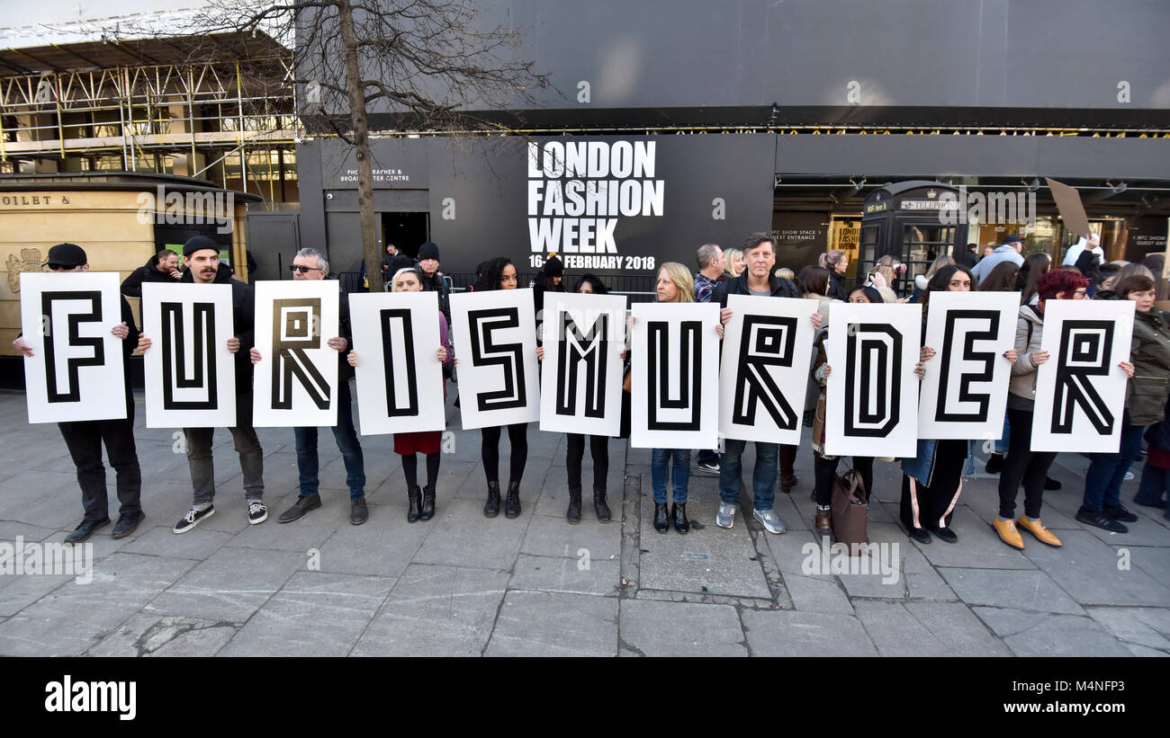 Londra, Regno Unito. Il 17 febbraio 2018. Dimostranti Anti-Fur inscenare una protesta al di fuori della casa di London Fashion Week AW18 a 180 The Strand. Credito: Stephen Chung / Alamy Live News Foto Stock