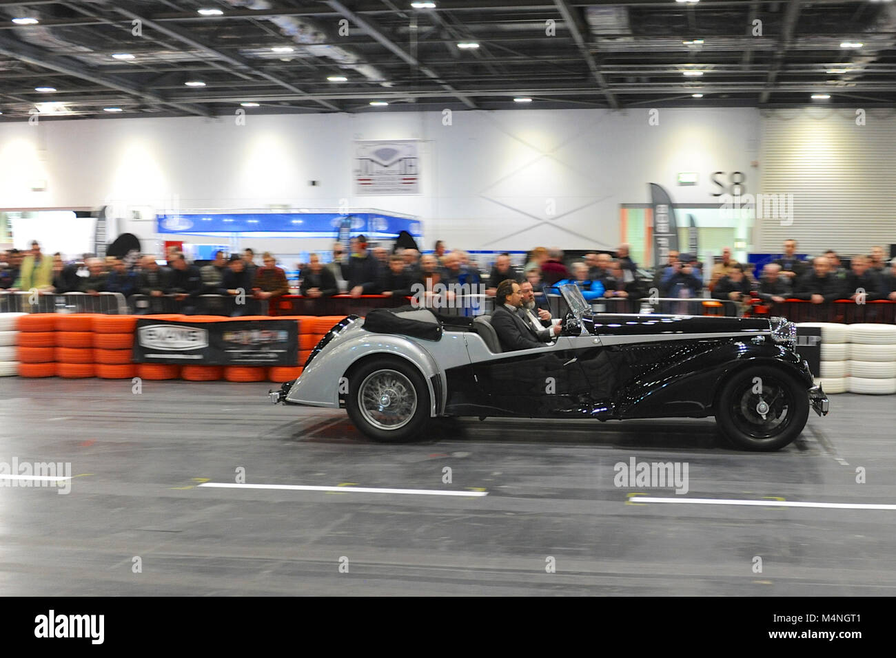 Londra, Regno Unito. Xvii Feb, 2018. Un Alvis 4.3 litro VDP SWB Tourer essendo azionati in passeggiata quotidiana sul Grand Parade presso il London Classic Car Show che si sta svolgendo a ExCel di Londra, Regno Unito. Più di 700 dei migliori posti al mondo per automobili classiche sono in esposizione presso lo show che vanno dal vintage pre-guerra tourer al moderno concetto di automobili. La mostra mette in circa 37.000 visitatori, che vanno dal grave teste di benzina per le persone che amano il bello e i veicoli classici. Credito: Michael Preston/Alamy Live News Foto Stock