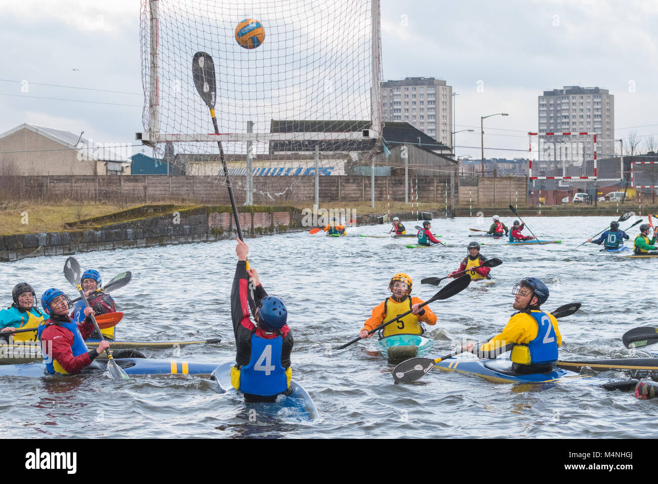 Glasgow, Scozia. Xvii Feb, 2018. UK - previsioni del tempo - il congelamento di acqua fredda in una giornata grigia a Glasgow non dissuadere concorrenti nel 2018 Università Scozzese Sport (SUS) canoa polo la concorrenza. Gli studenti battaglia a Pinkston centro di sport acquatici in Glasgow Credit: Kay Roxby/Alamy Live News Foto Stock