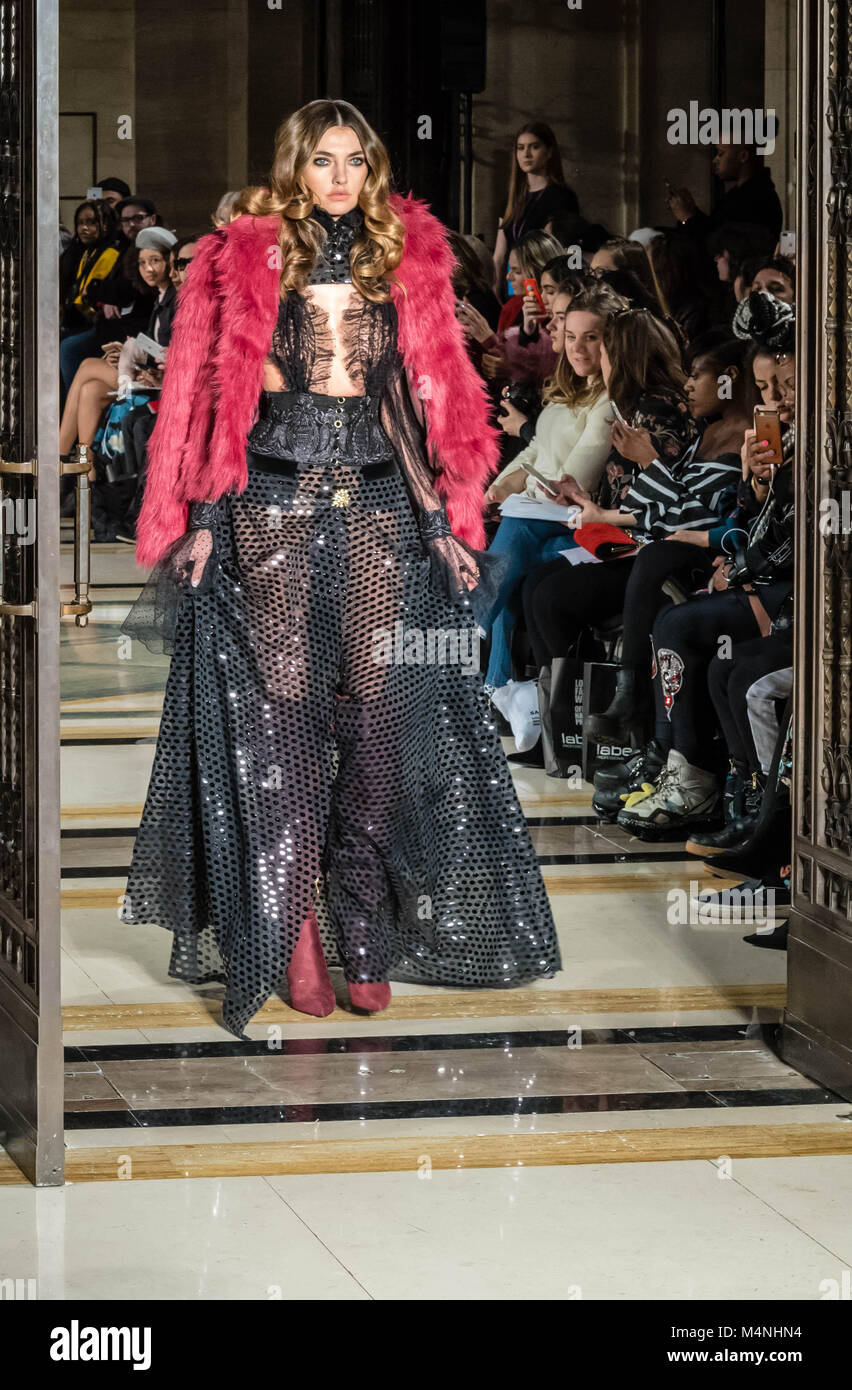 .La London Fashion Week JIRI KALFAR un ceco in base ai progettisti sfilata di moda a Scout, Massone's Hall di Londra. Credit Ian Davidson/Alamy Live News Foto Stock