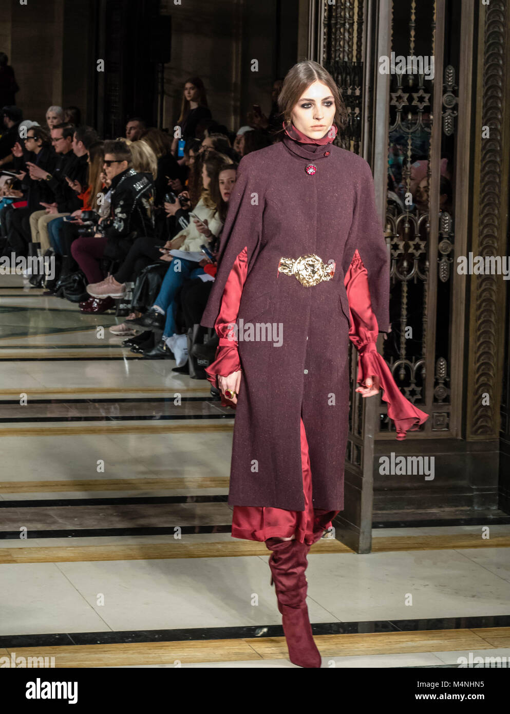 .La London Fashion Week JIRI KALFAR un ceco in base ai progettisti sfilata di moda a Scout, Massone's Hall di Londra. Credit Ian Davidson/Alamy Live News Foto Stock