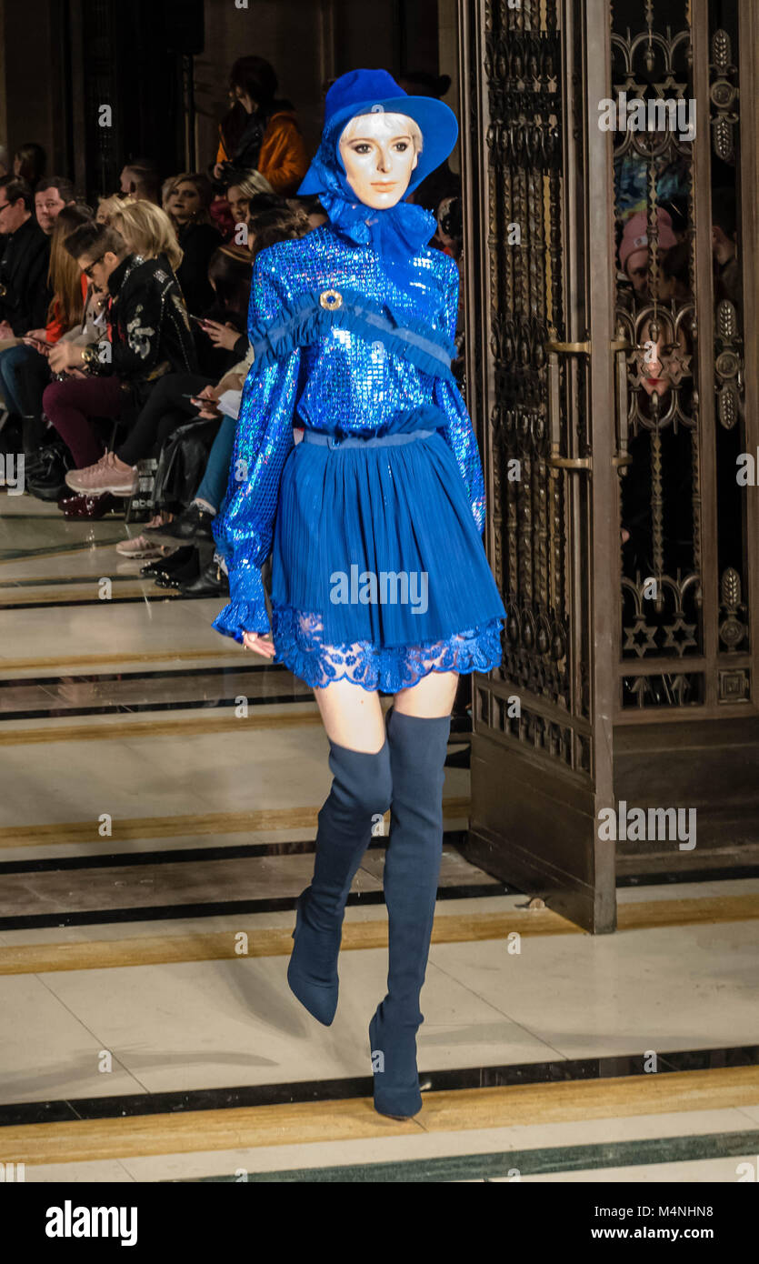 .La London Fashion Week JIRI KALFAR un ceco in base ai progettisti sfilata di moda a Scout, Massone's Hall di Londra. Credit Ian Davidson/Alamy Live News Foto Stock