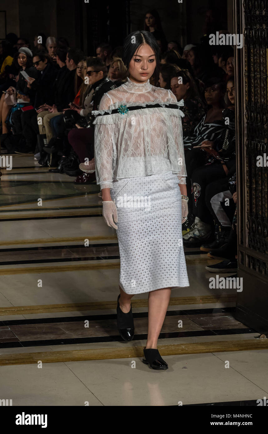 .La London Fashion Week JIRI KALFAR un ceco in base ai progettisti sfilata di moda a Scout, Massone's Hall di Londra. Credit Ian Davidson/Alamy Live News Foto Stock