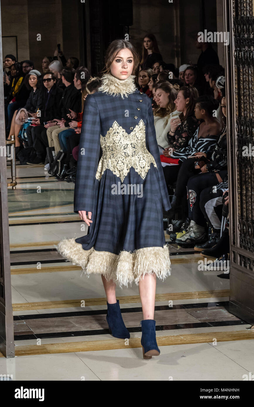 .La London Fashion Week JIRI KALFAR un ceco in base ai progettisti sfilata di moda a Scout, Massone's Hall di Londra. Credit Ian Davidson/Alamy Live News Foto Stock