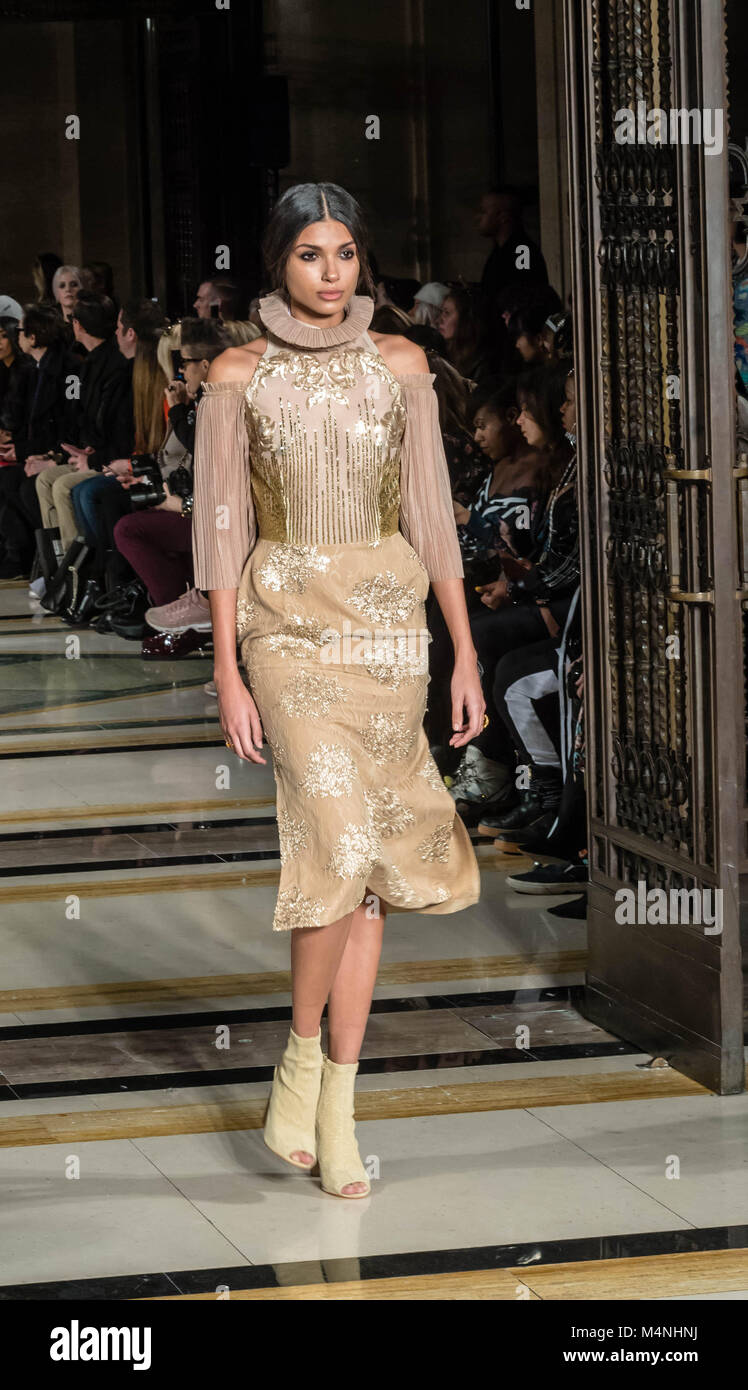 .La London Fashion Week JIRI KALFAR un ceco in base ai progettisti sfilata di moda a Scout, Massone's Hall di Londra. Credit Ian Davidson/Alamy Live News Foto Stock