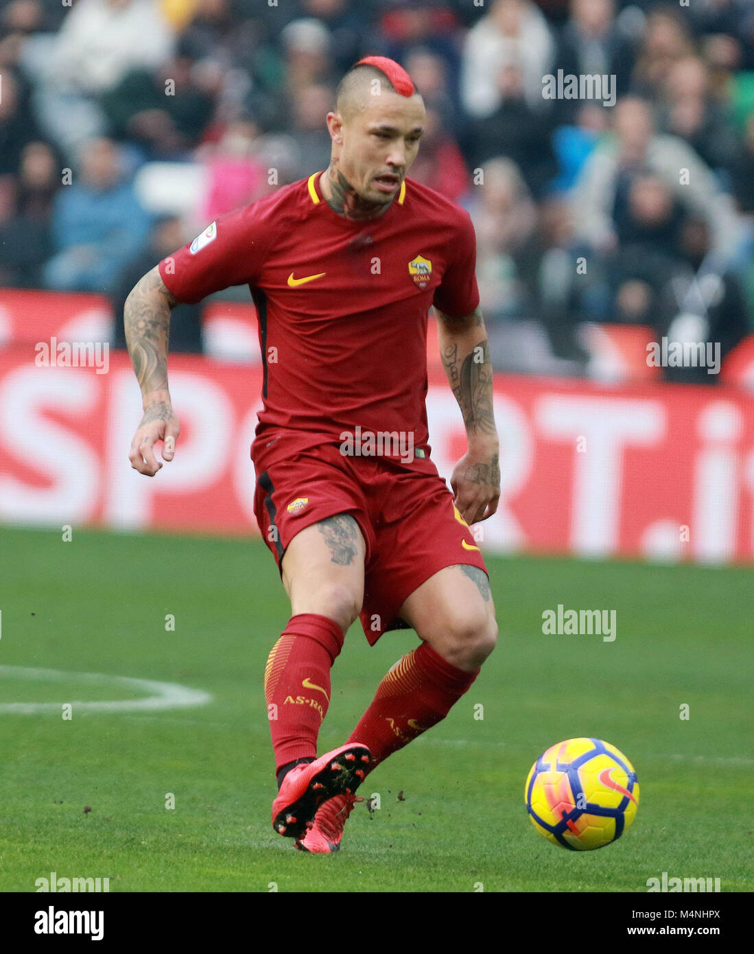 Udine, Italia. Xvii Feb, 2018. Roma's centrocampista Radja Nainggolan  controlla le sue scarpe durante la serie di una partita di calcio tra  Udinese Calcio v come Roma al Dacia Arena Stadium il