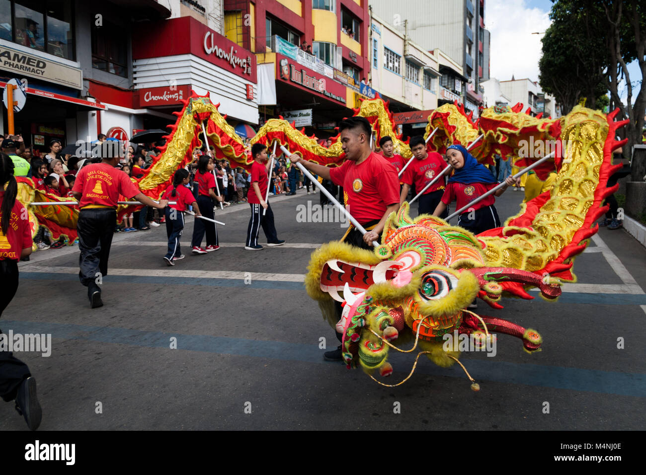 Baguio City, Filippine. Xvii Feb, 2018. Lion e dragon ballerini eseguono come la folla raccogliere lungo la strada della sessione nella città se pini, Baguio. Migliaia hanno partecipato sul nuovo anno cinese parata tenutasi lungo la strada della sessione a Baguio City, Benguet, a nord di Manila. Il Baguio Filipino-Chinese community lead la sfilata per le strade della città durante il mese lungo Panagbenga Festival. Credito: J Gerard Seguia/ZUMA filo/Alamy Live News Foto Stock