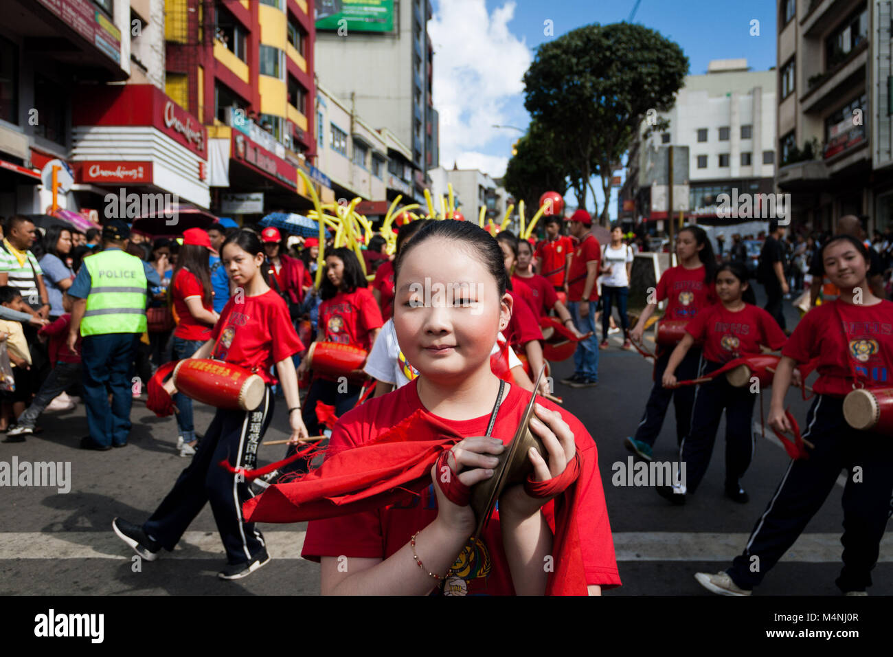 Baguio City, Filippine. Xvii Feb, 2018. Migliaia hanno partecipato sul nuovo anno cinese parata tenutasi lungo la strada della sessione a Baguio City, Benguet, a nord di Manila. Il Baguio Filipino-Chinese community lead la sfilata per le strade della città durante il mese lungo Panagbenga Festival. Credito: J Gerard Seguia/ZUMA filo/Alamy Live News Foto Stock