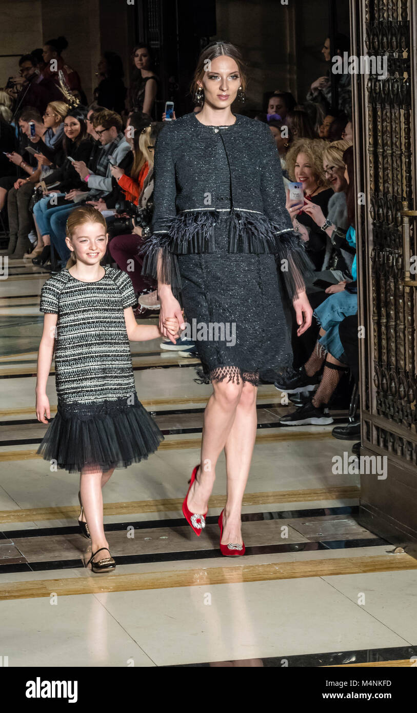 . La London Fashion Week, Scout di moda la sfilata di OLGA ROH, una Svizzera fashion designer che hanno scandito il suo show con ballerini classici in una fantastica presentazione. Nella foto un modello di bambino con un adulto di credito modello Ian Davidson/Alamy Live News Foto Stock